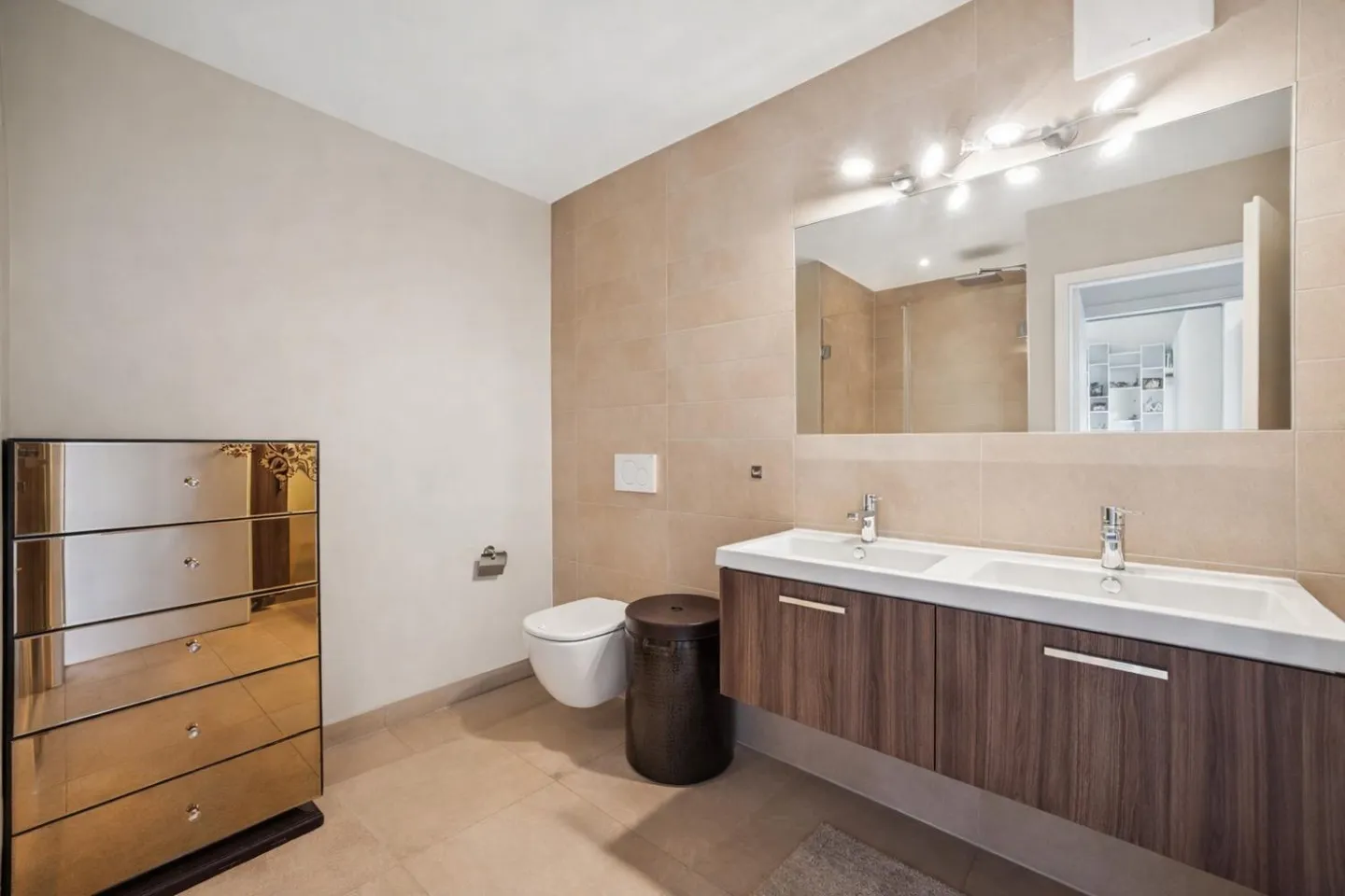 Price Reduction: Duplex Apartment with 5 Rooms in the Heart of Terre-Sainte (VD) - Photo 9 of 11