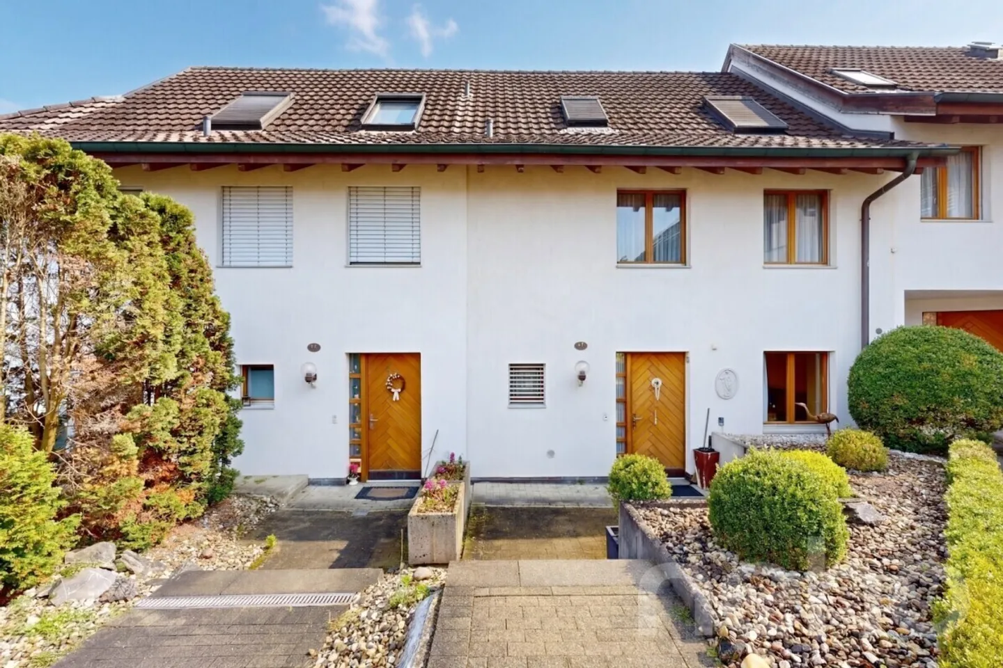Maison mitoyenne avec beaucoup d'espace pour vivre et travailler - Photo 3 sur 12