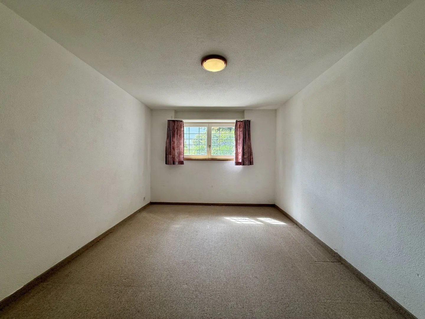 Casa unifamiliare indipendente con potenziale - situata in una zona tranquilla e immediatamente disponibile - Foto 10 di 17