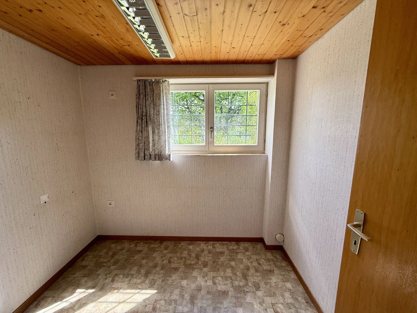 Casa unifamiliare indipendente con potenziale - situata in una zona tranquilla e immediatamente disponibile - Foto 12 di 17