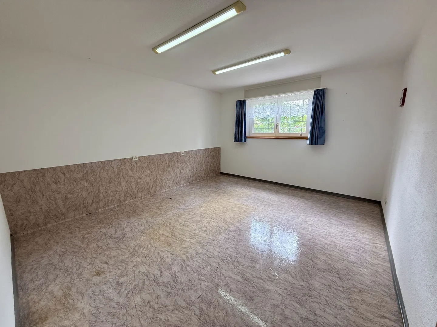 Casa unifamiliare indipendente con potenziale - situata in una zona tranquilla e immediatamente disponibile - Foto 11 di 17
