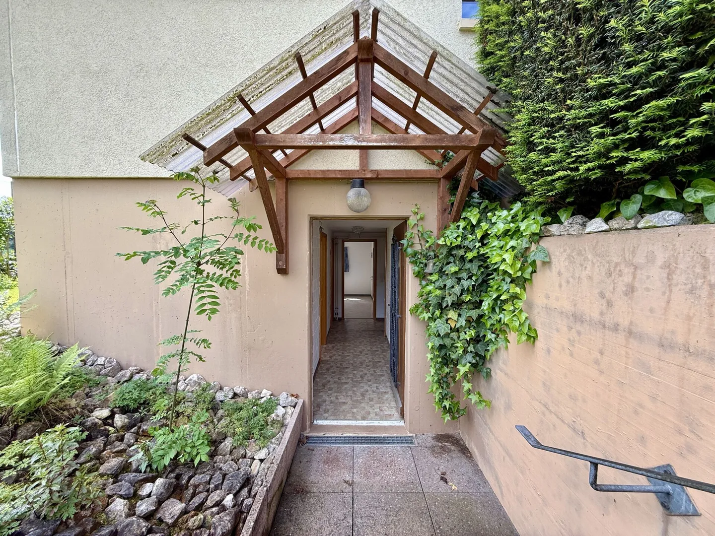 Casa unifamiliare indipendente con potenziale - situata in una zona tranquilla e immediatamente disponibile - Foto 14 di 17