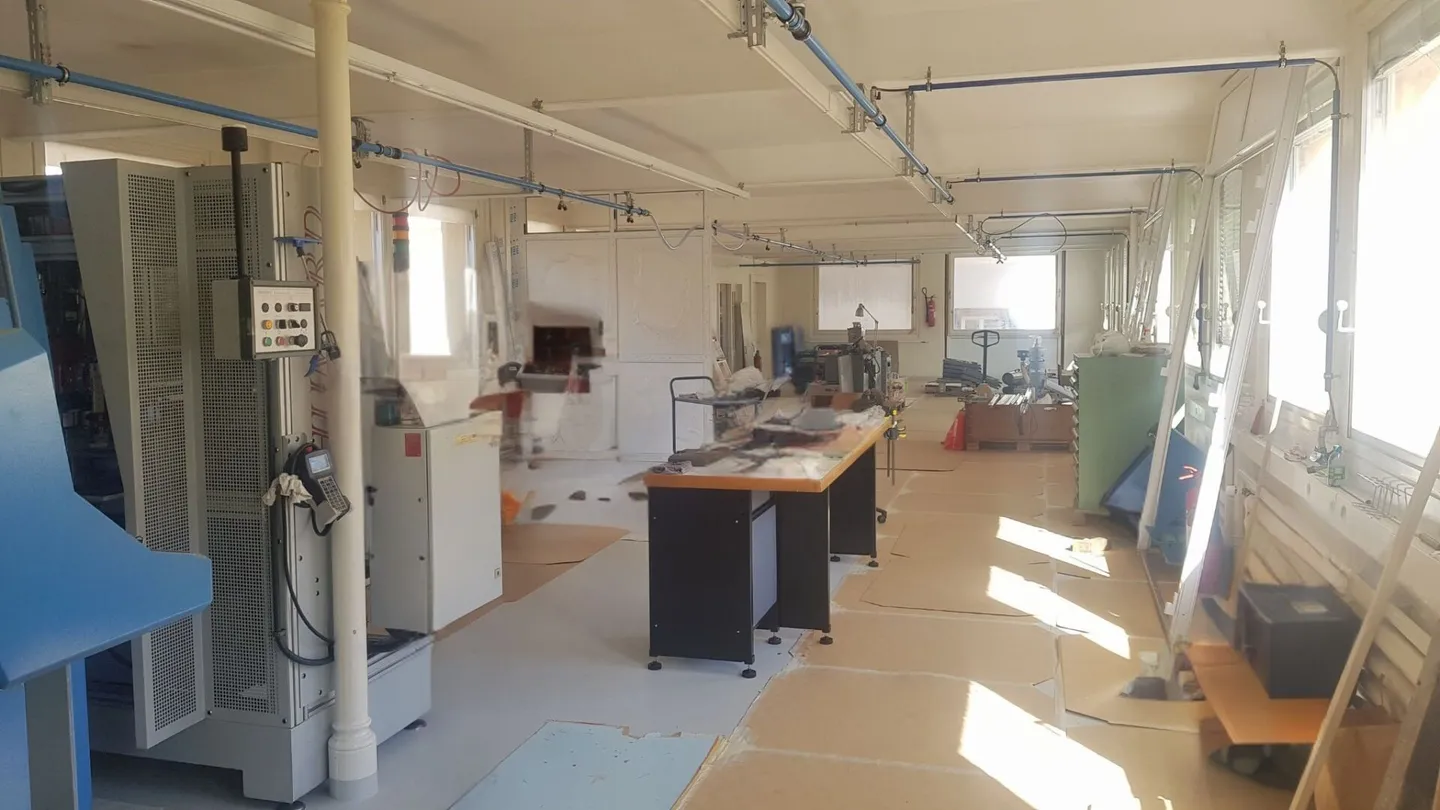 Industrial/commercial surface of 240 m2 for rent in Locle - Photo 2 of 4
