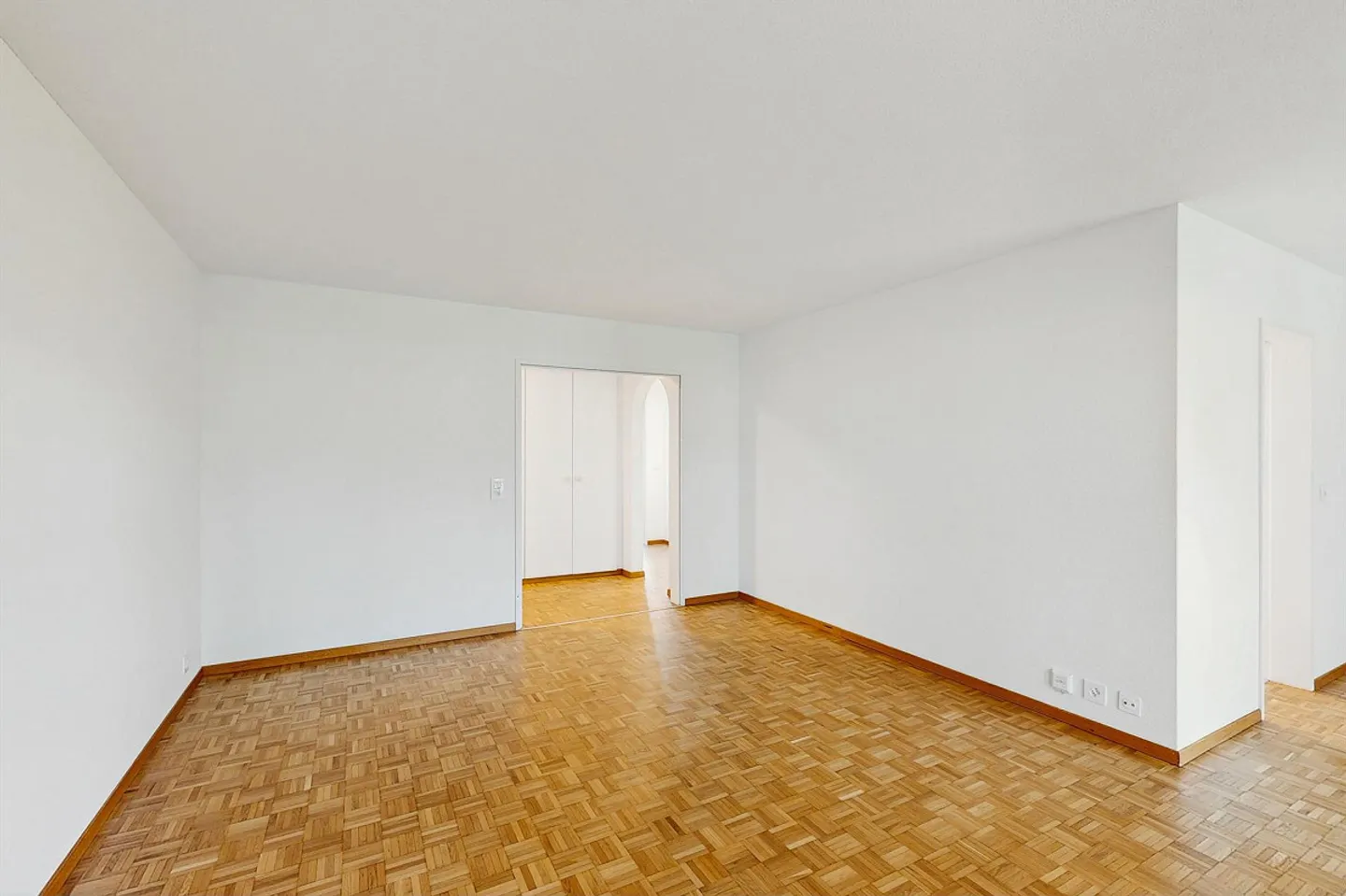 Modern wohnen in Schwerzenbach  frisch saniert & bestens angebunden! - Foto 3 von 10