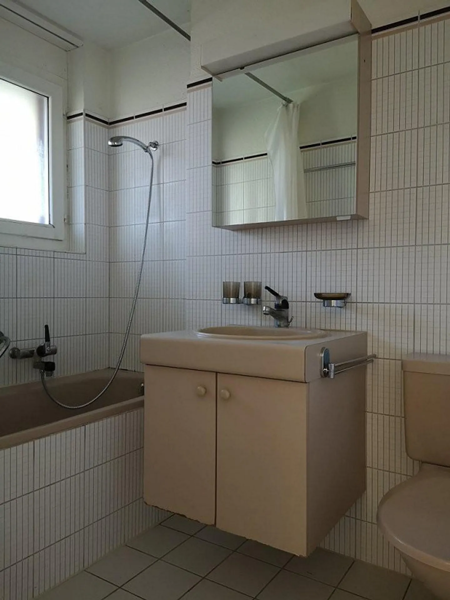 Appartement confortable de 2,5 pièces avec deux espaces de sièges - Photo 3 sur 5