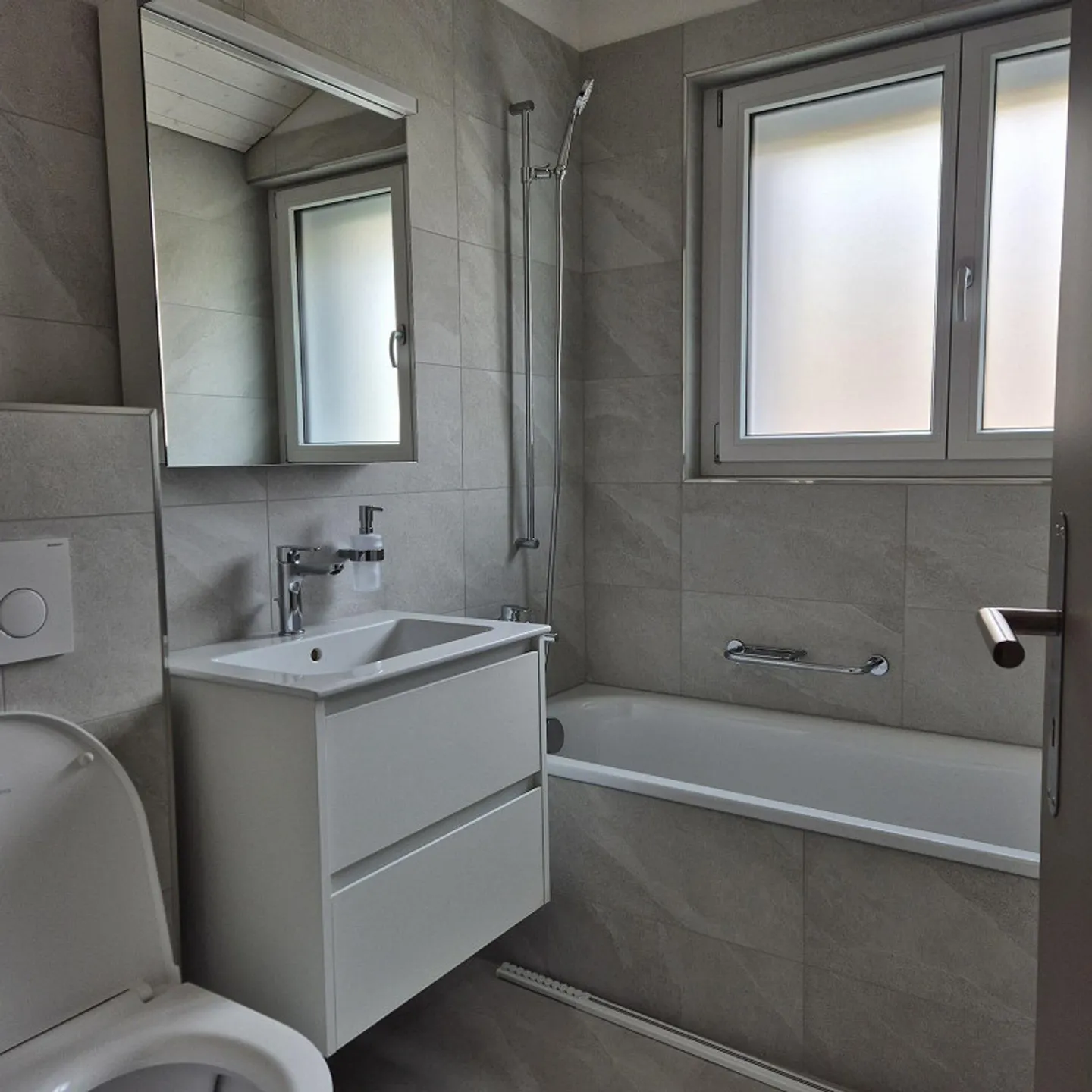 Appartamento spazioso di 4,5 stanze completamente ristrutturato con grande stanza hobby - Foto 3 di 10