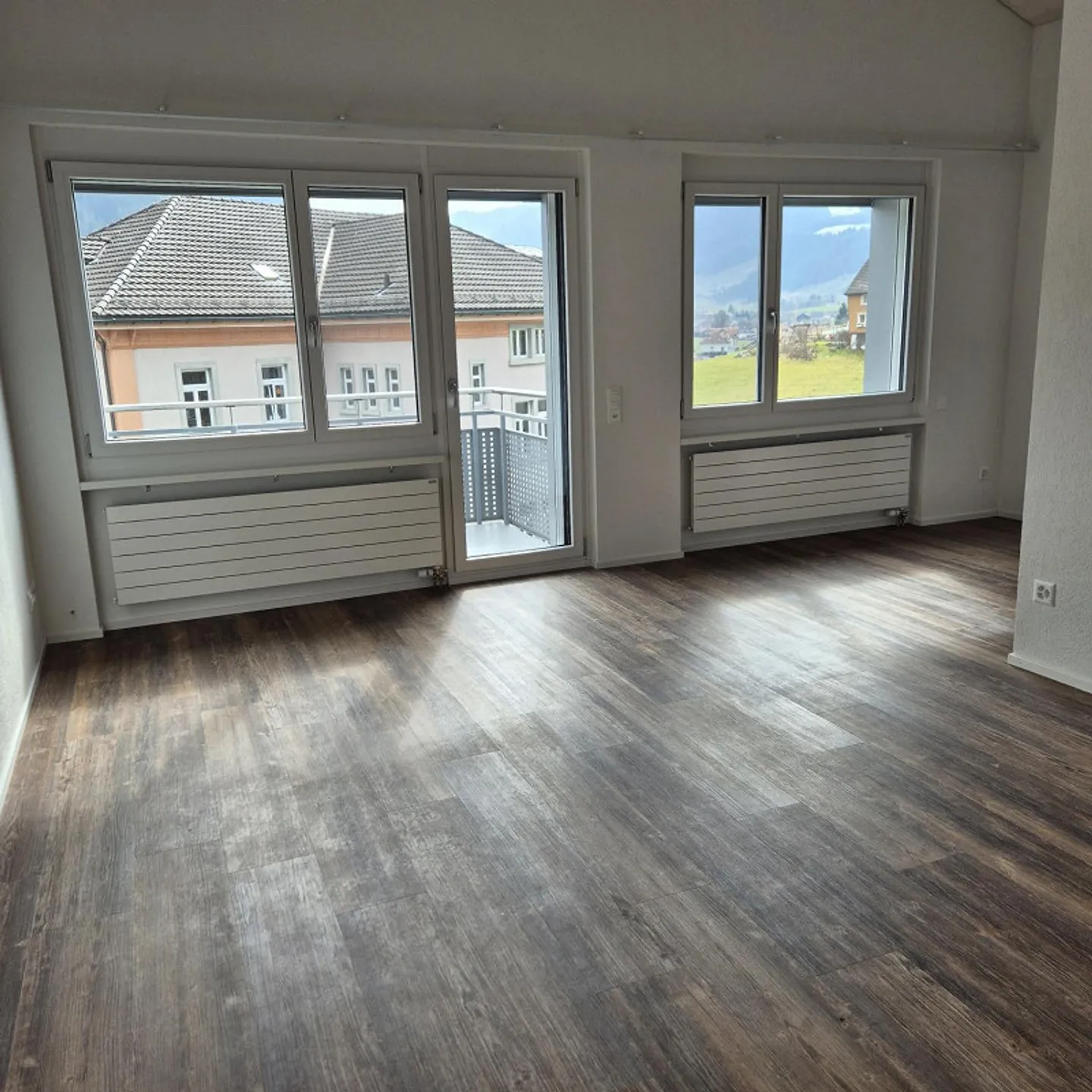 Appartamento spazioso di 4,5 stanze completamente ristrutturato con grande stanza hobby - Foto 4 di 10