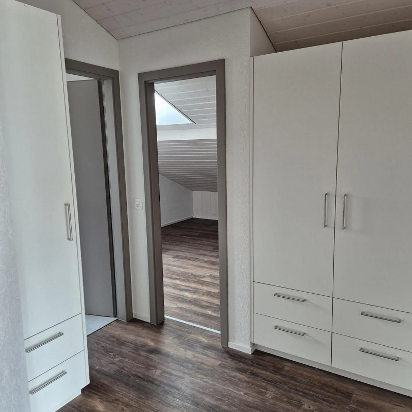 Appartamento spazioso di 4,5 stanze completamente ristrutturato con grande stanza hobby - Foto 8 di 10