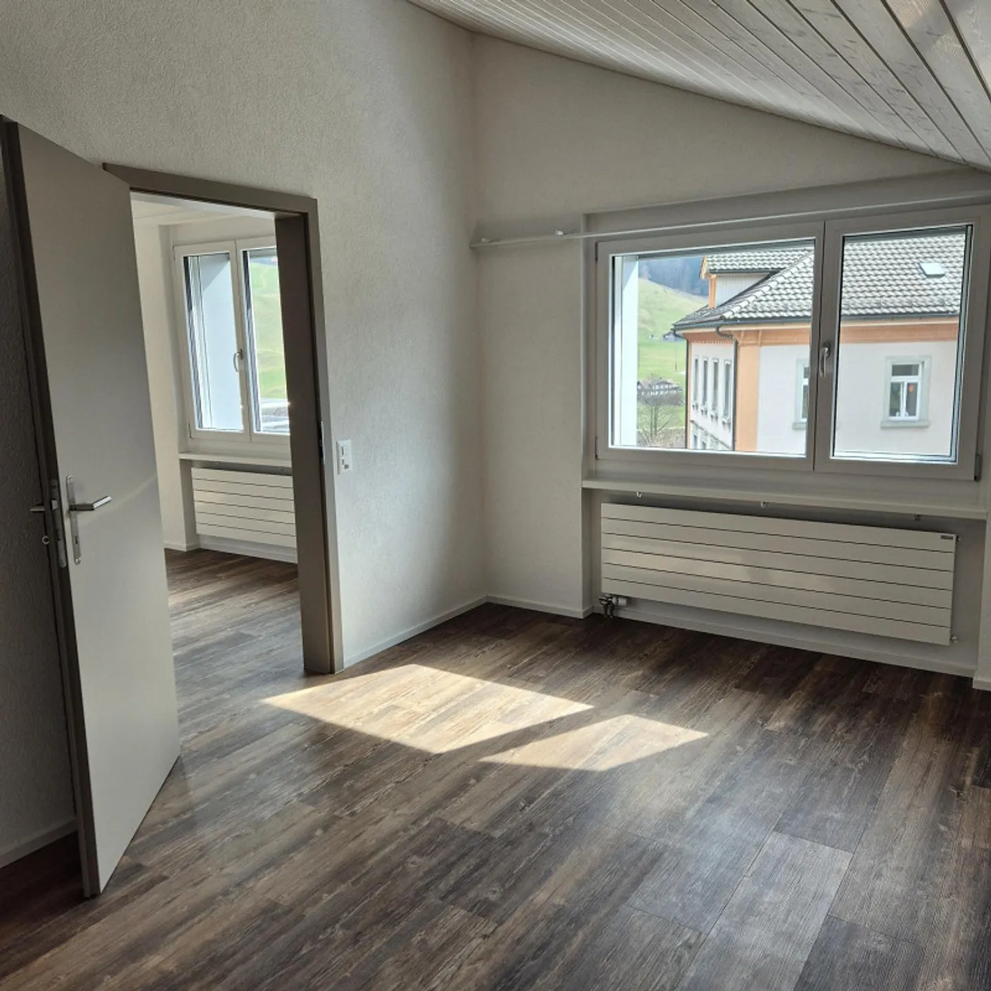 Appartamento spazioso di 4,5 stanze completamente ristrutturato con grande stanza hobby - Foto 9 di 10