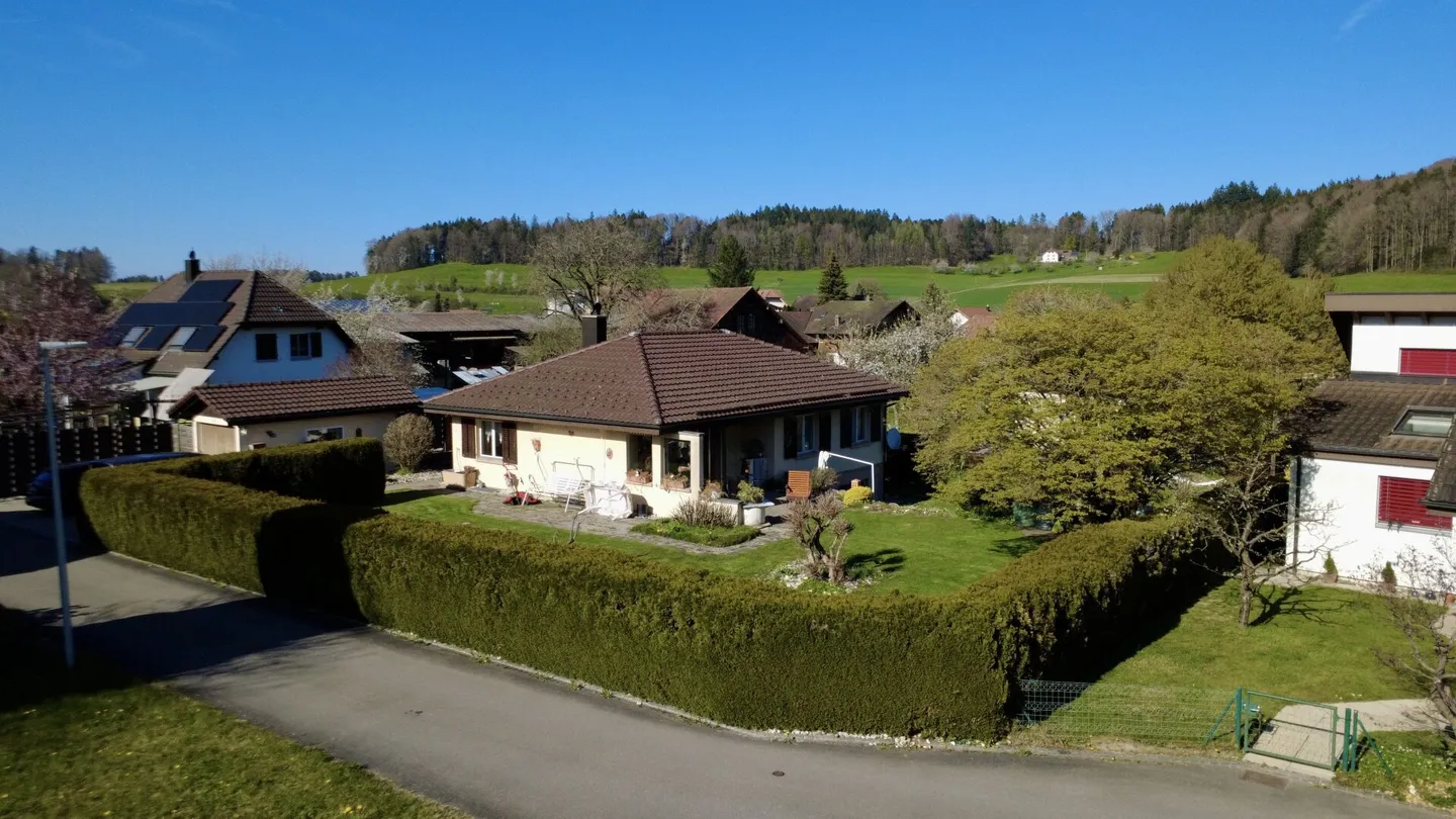 Casa unifamiliare indipendente con potenziale - situata in una zona tranquilla e immediatamente disponibile - Foto 16 di 17