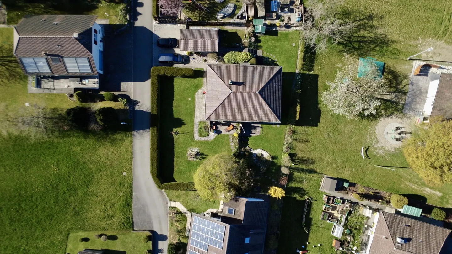 Casa unifamiliare indipendente con potenziale - situata in una zona tranquilla e immediatamente disponibile - Foto 17 di 17