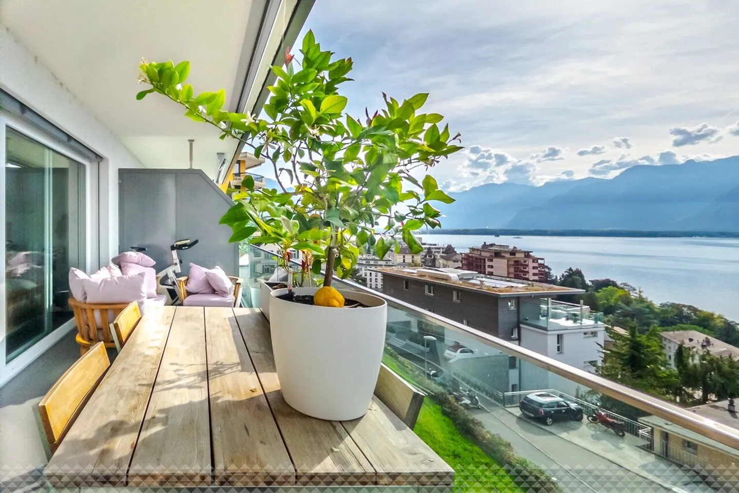 Sunny Apartment with Lake View - Photo 9 of 9
