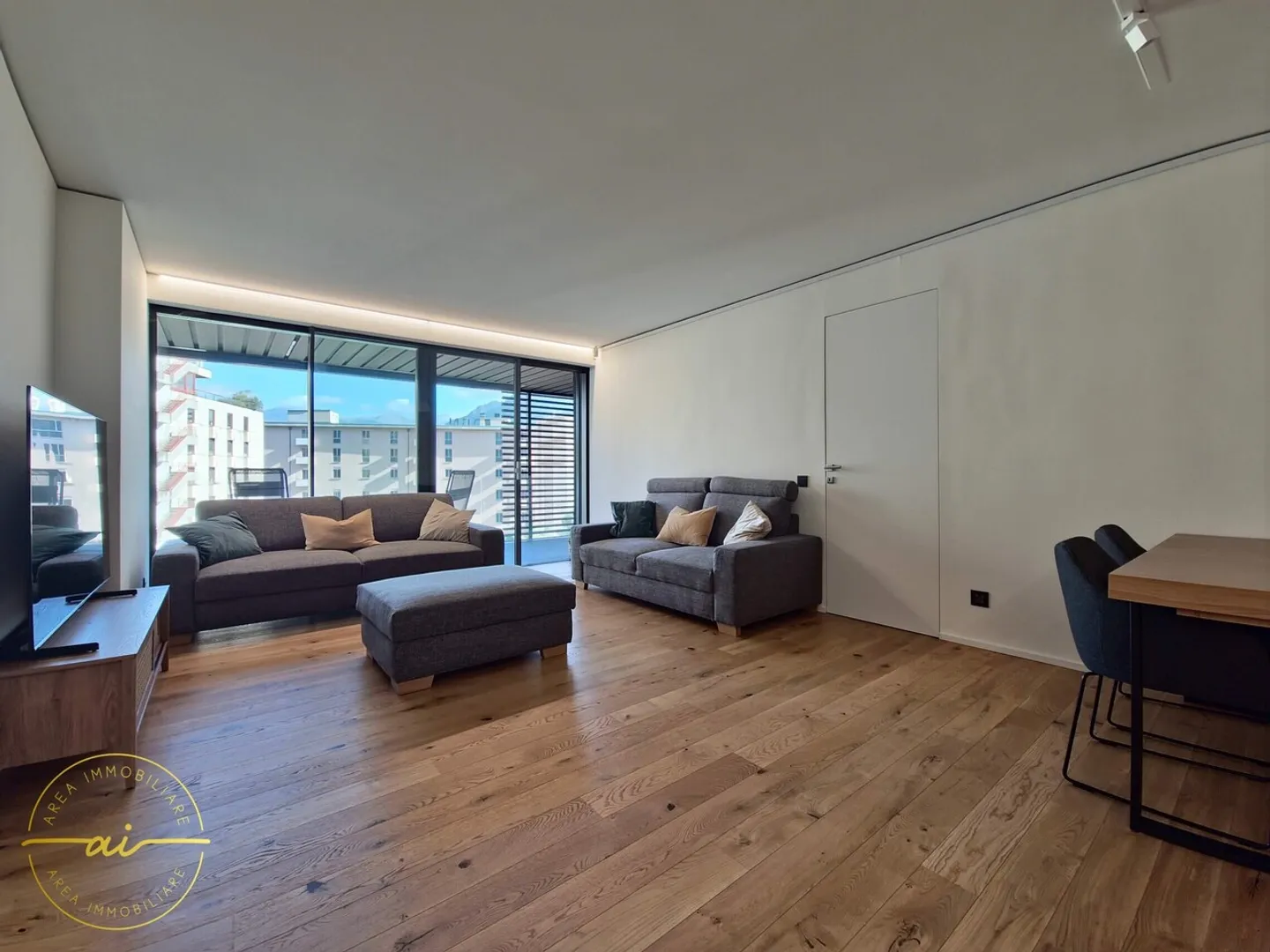 RAFFINATO APPARTAMENTO DI 3.5 LOCALI CON TERRAZZA A PARADISO - Foto 3 di 13