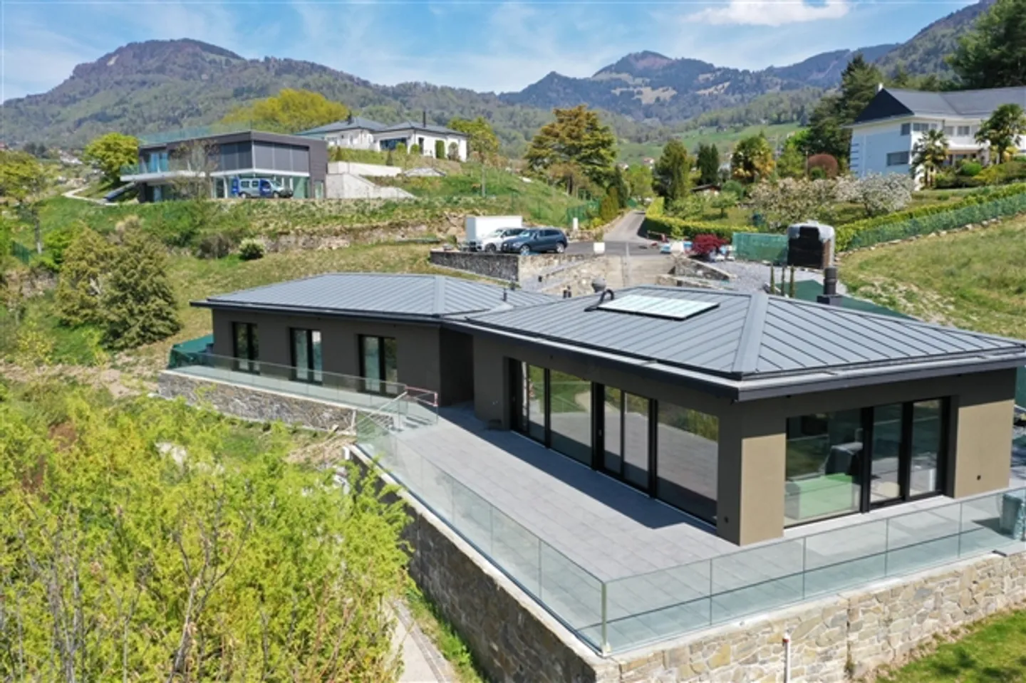 Stunning house of 370 m2 living space with breathtaking views of Lake Léman. - Photo 4 of 12