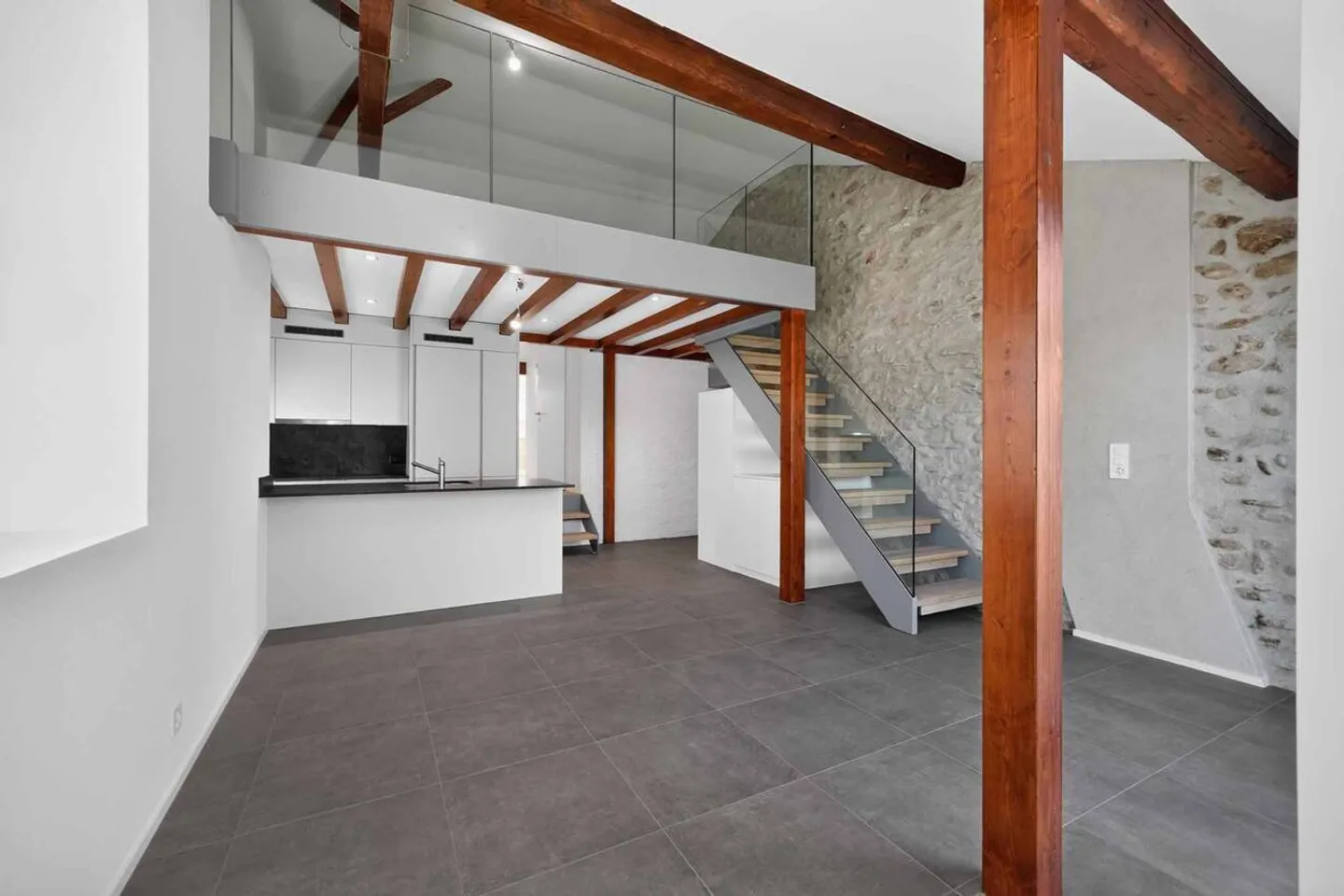 Magnificent duplex with mezzanine and exposed beams - Photo 1 of 8