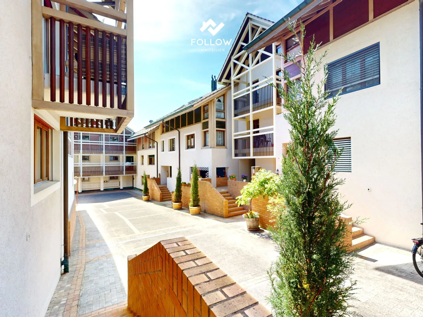 Cozy and partially renovated 2.5 room apartment with garden seating area - Photo 2 of 11