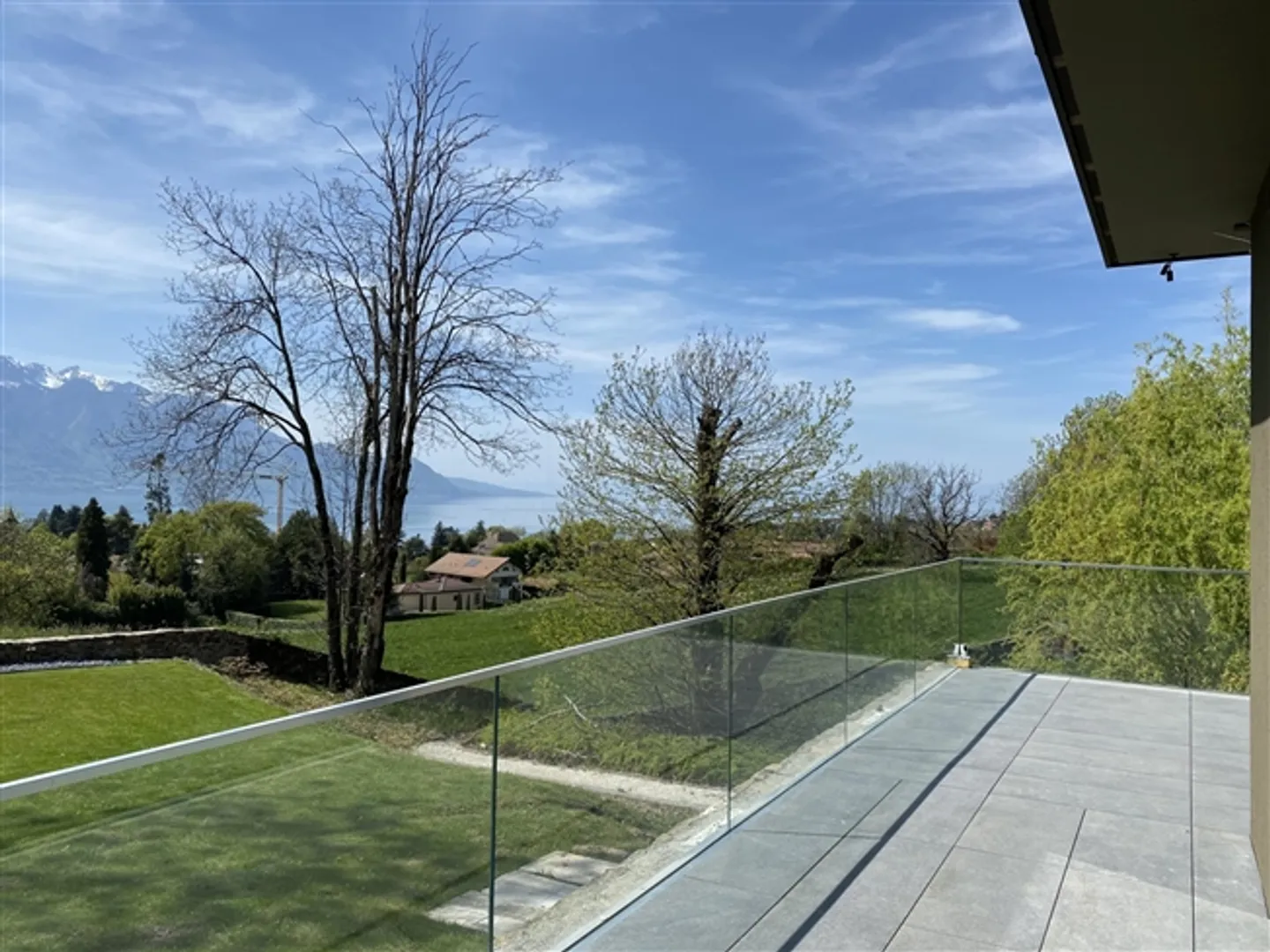Stunning house of 370 m2 living space with breathtaking views of Lake Léman. - Photo 2 of 12
