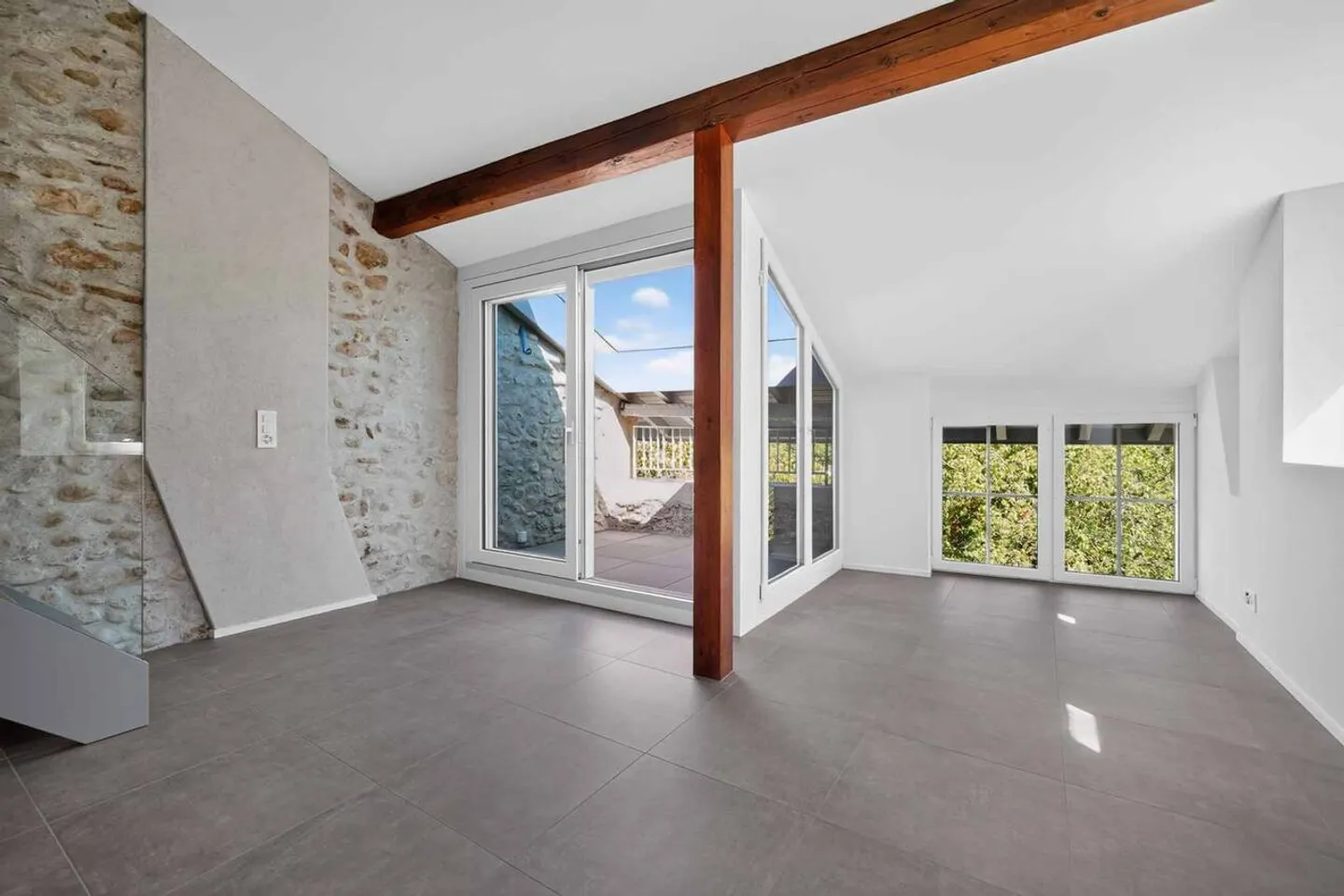 Magnificent duplex with mezzanine and exposed beams - Photo 4 of 8