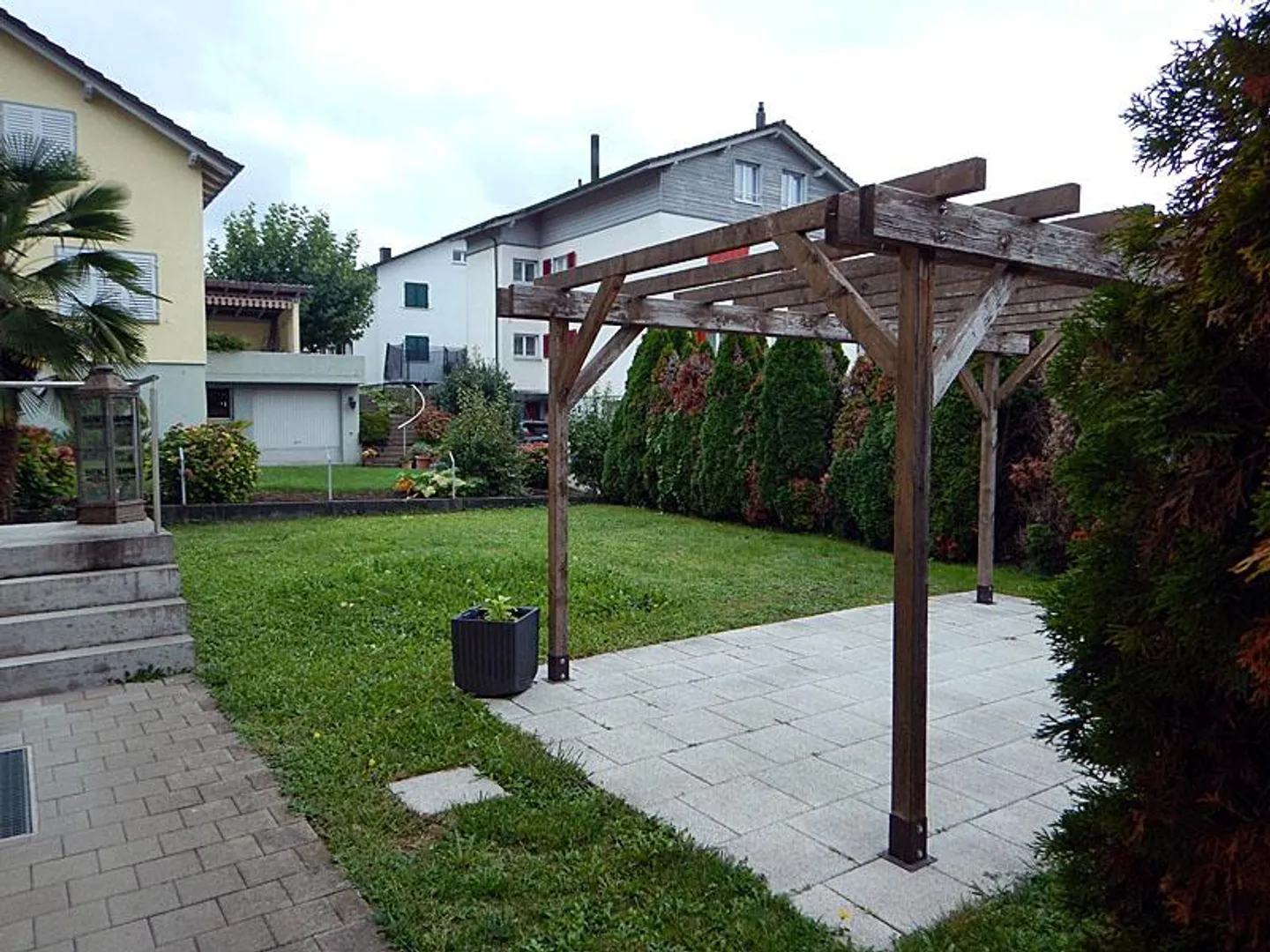 Interessante casa plurifamiliare con potenziale - Foto 3 di 8