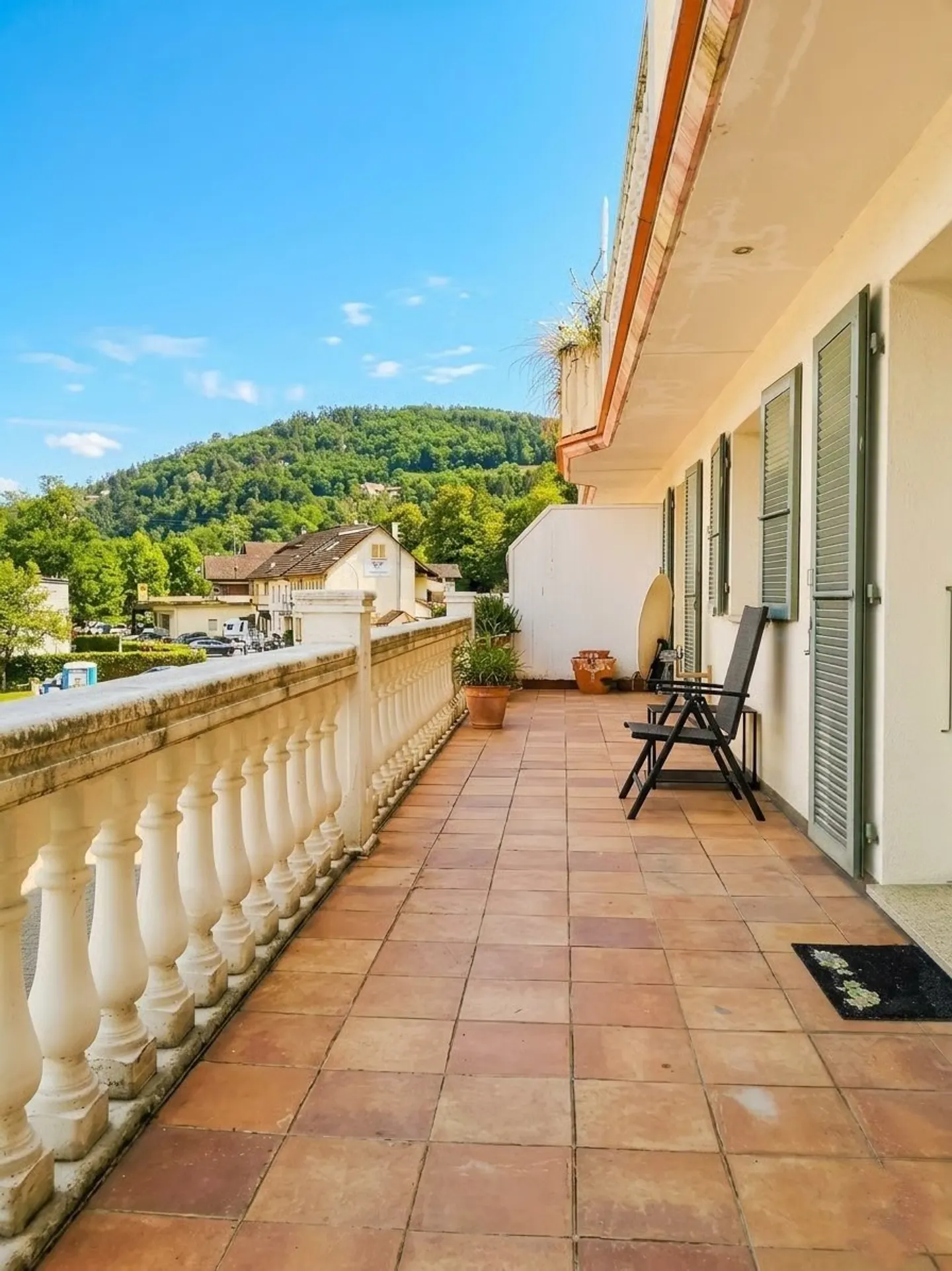 Spacieux appartement de 5.5 pièces à vendre à Soyhières avec grand balcon de 35m2 - Photo 4 sur 26