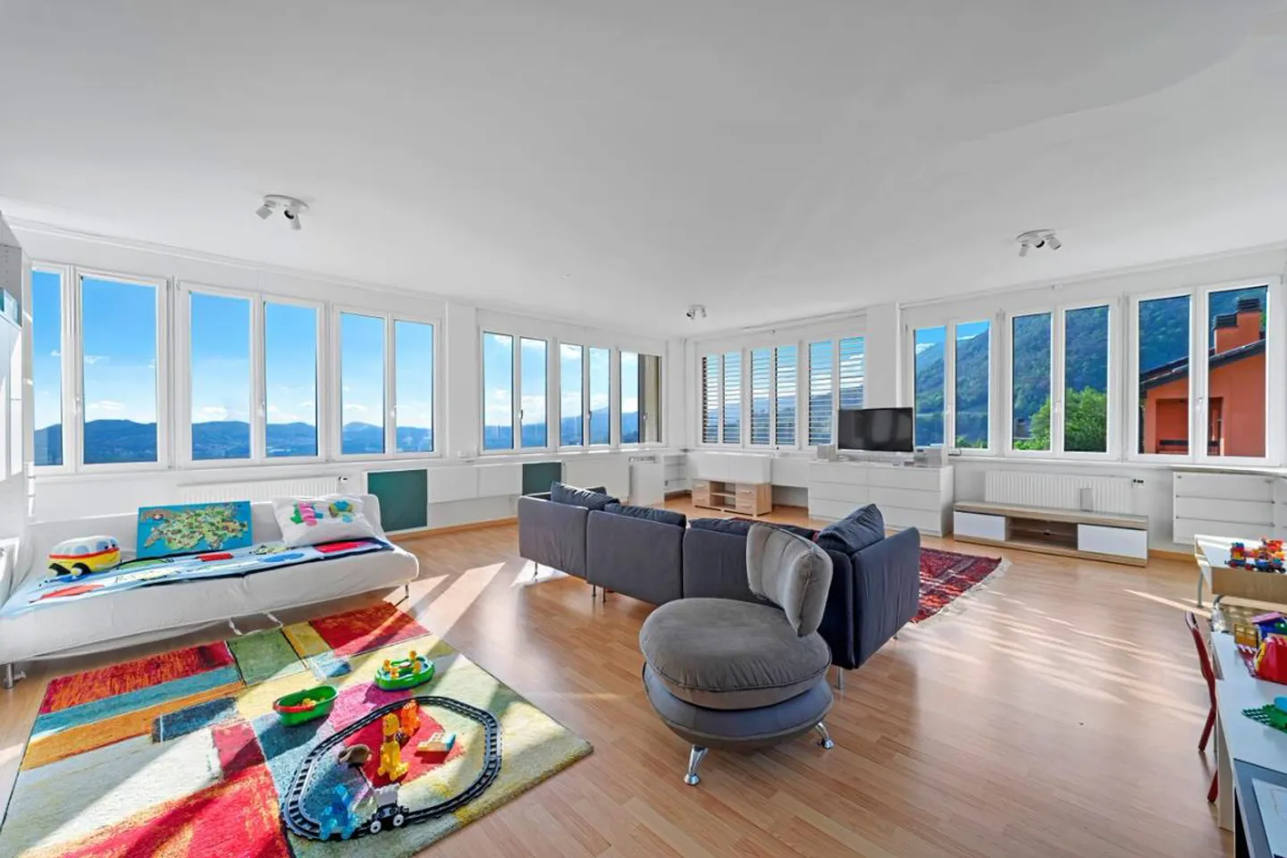 Grande casa con vista aperta a Morbio Superiore - Foto 1 di 9
