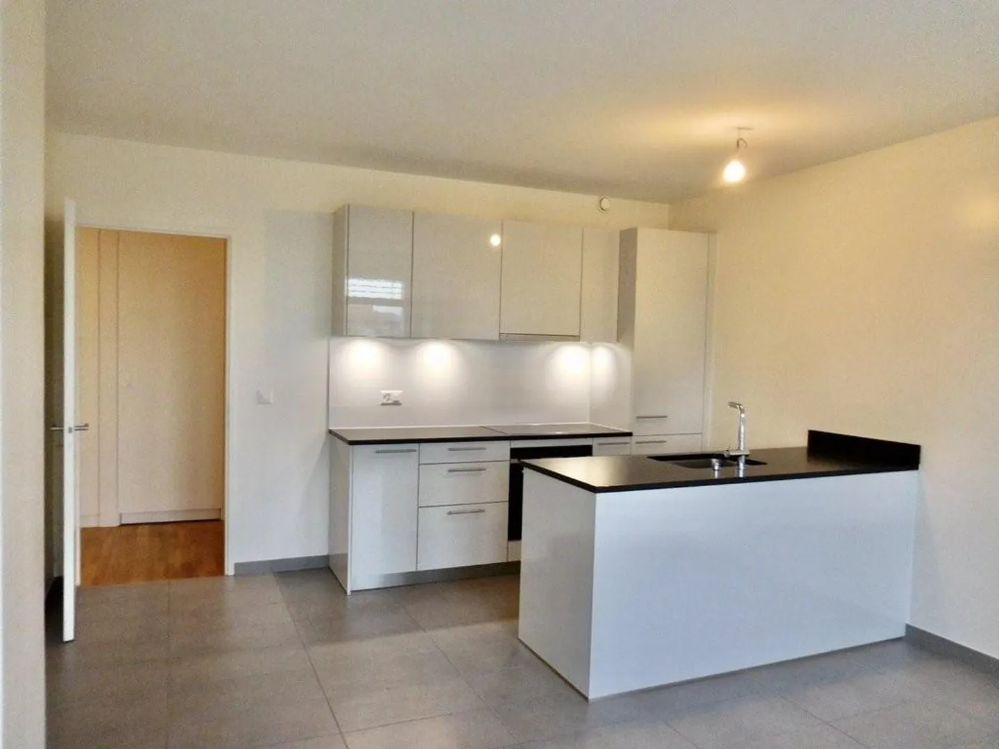 Superb accommodation close to the banking district - Photo 2 of 8