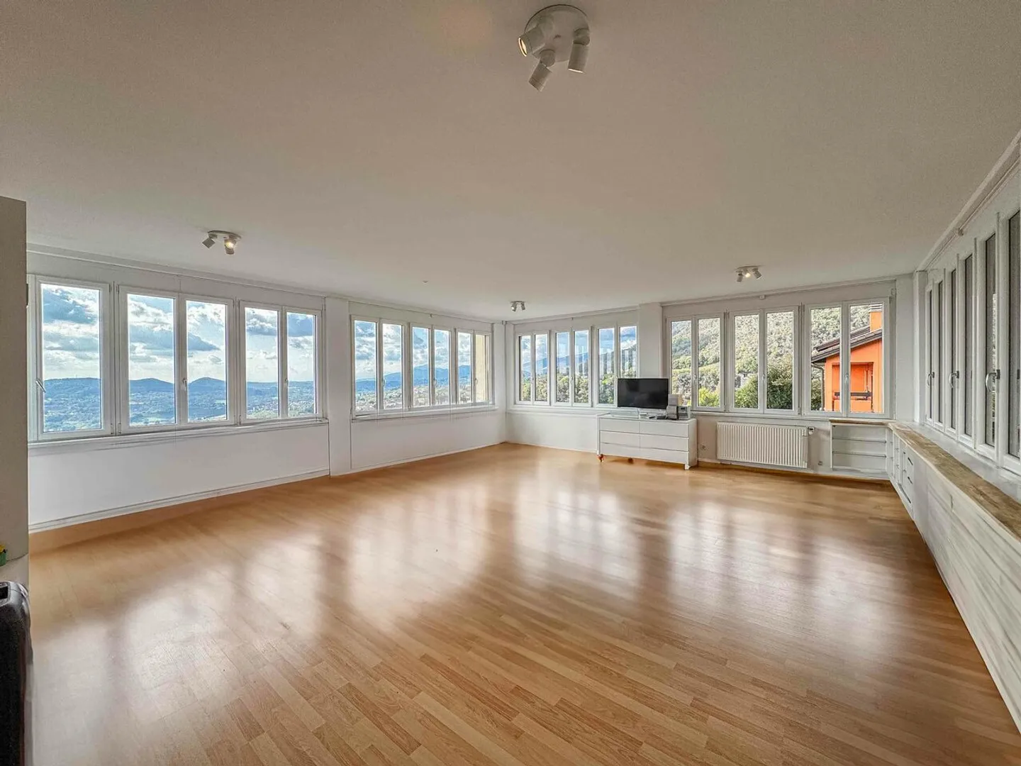 Grande casa con vista aperta a Morbio Superiore - Foto 3 di 9