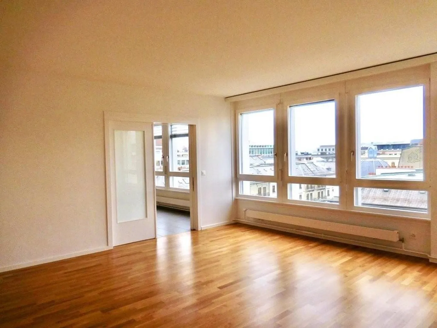 Superb accommodation close to the banking district - Photo 3 of 8