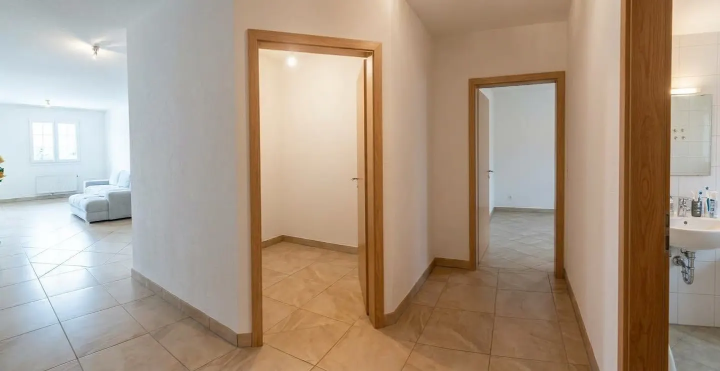 Spacieux appartement de 5.5 pièces à vendre à Soyhières avec grand balcon de 35m2 - Photo 21 sur 26