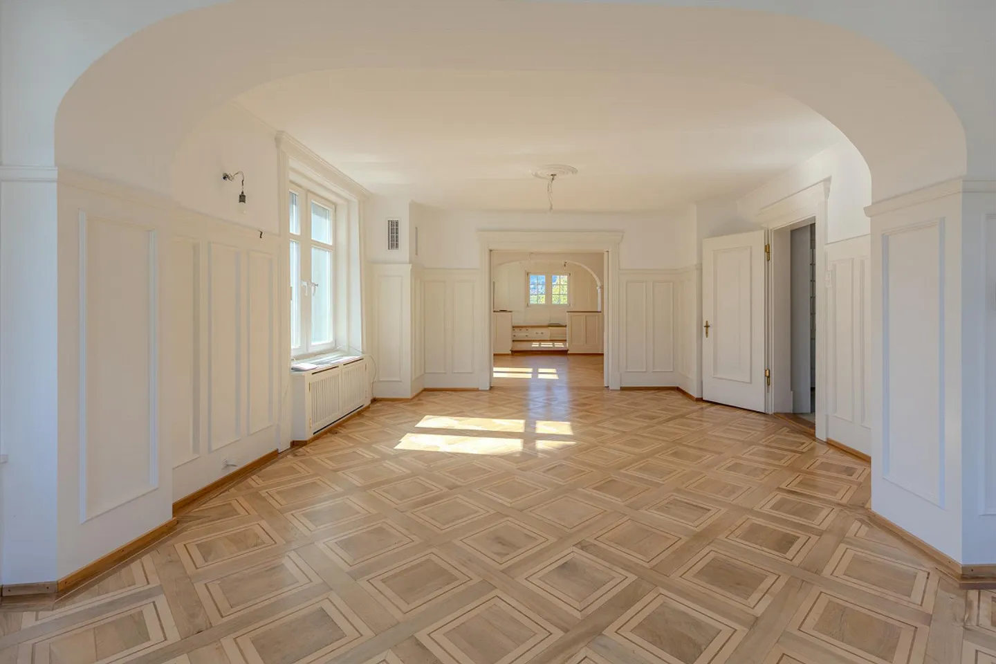 Exklusive Klassizistische Villa  - Residenz und Geschäftssitz - Foto 2 von 7