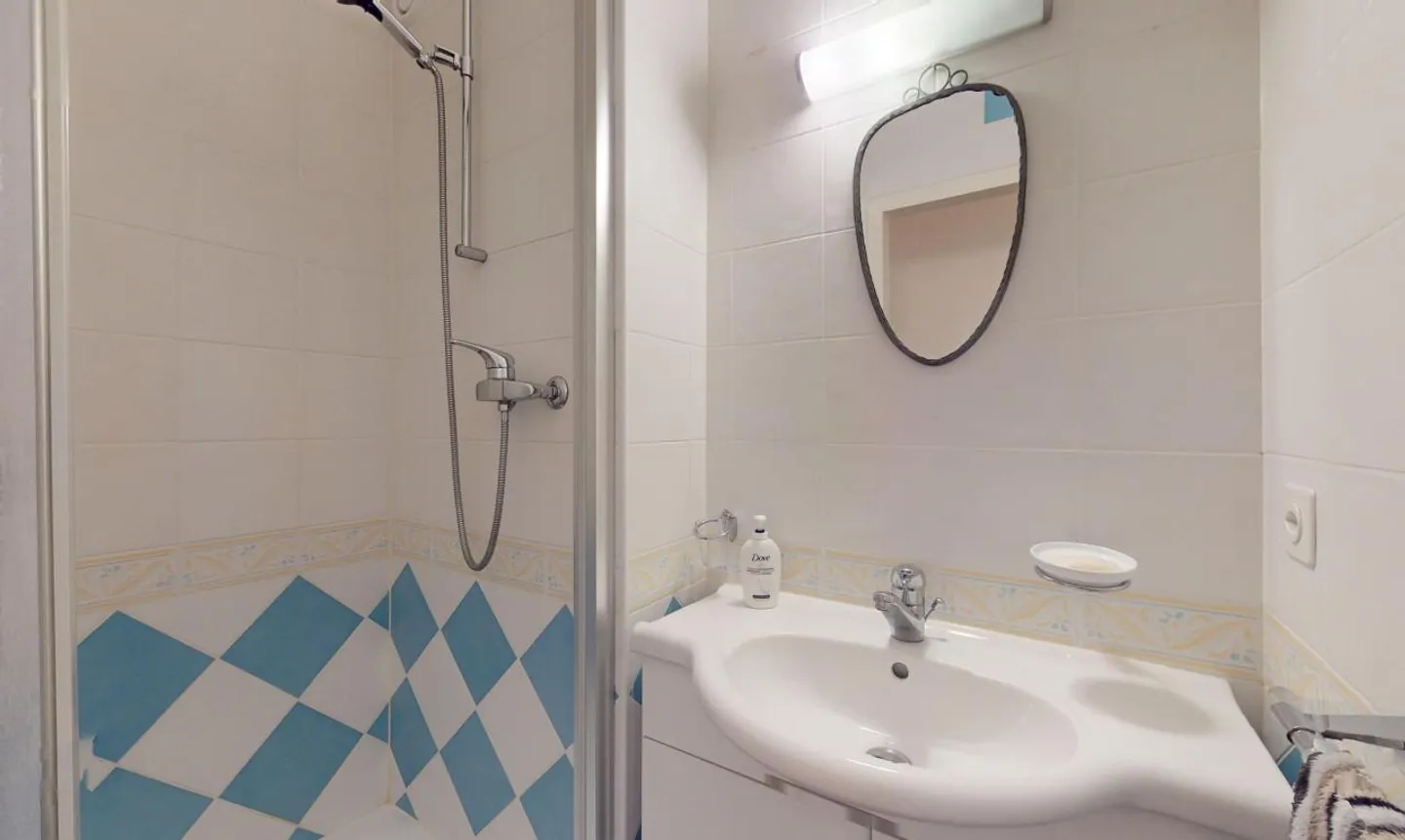 Surrounded by greenery - Photo 10 of 13