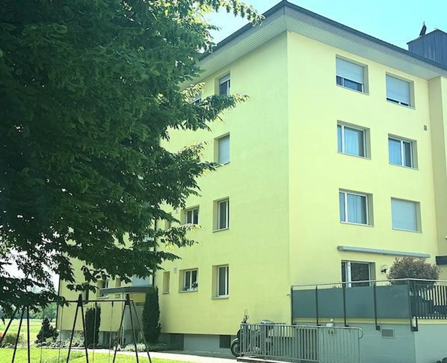 Appartement moderne rénové de 4,5 pièces dans le meilleur emplacement avec vue - Photo 2 sur 9