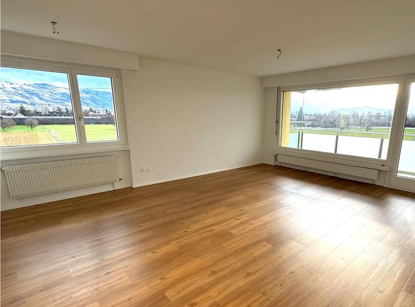 Appartement moderne rénové de 4,5 pièces dans le meilleur emplacement avec vue - Photo 3 sur 9