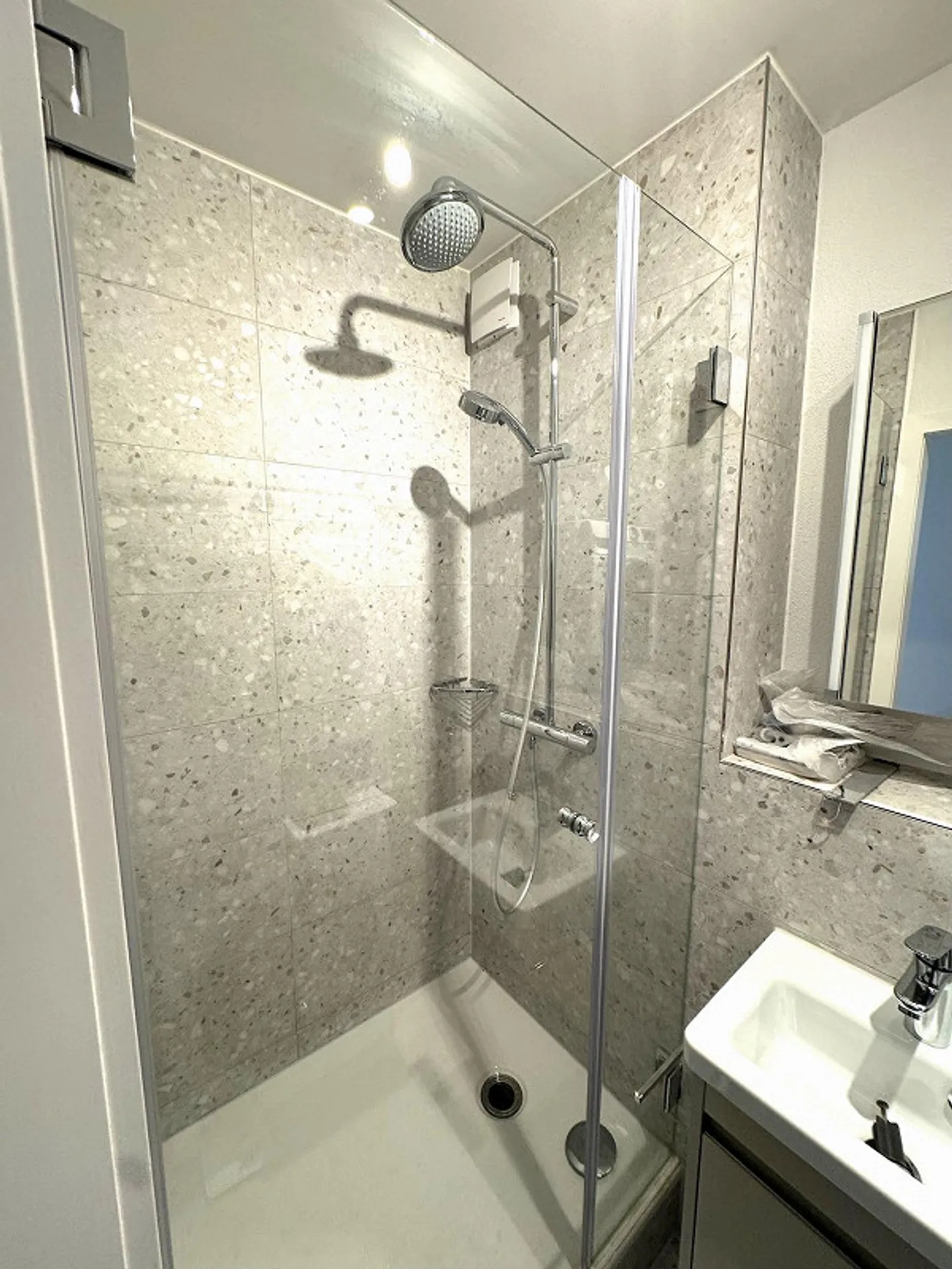 Appartement moderne rénové de 4,5 pièces dans le meilleur emplacement avec vue - Photo 4 sur 9