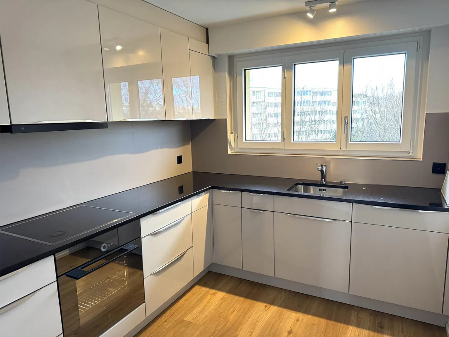Appartement moderne rénové de 4,5 pièces dans le meilleur emplacement avec vue - Photo 5 sur 9