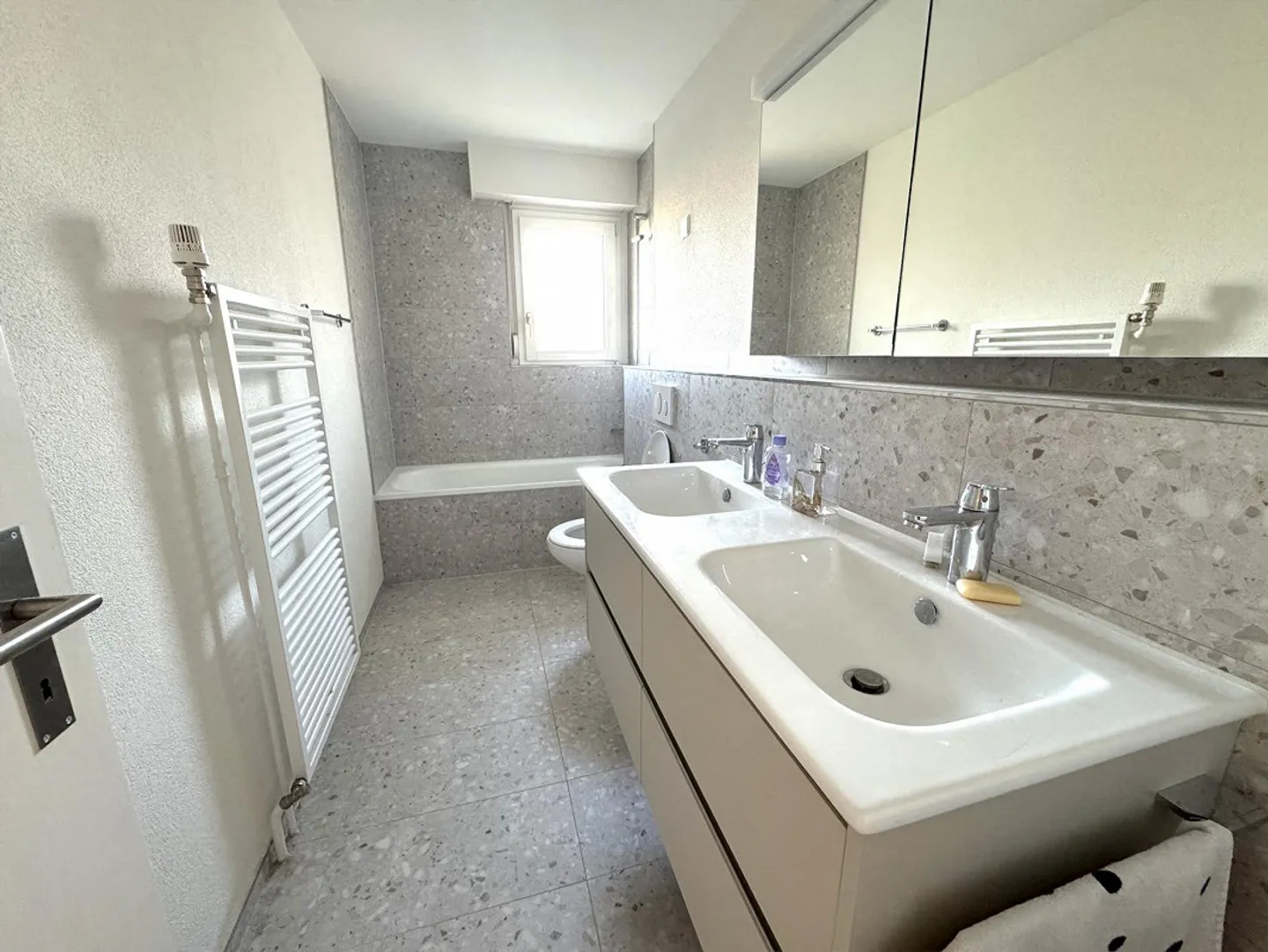 Appartement moderne rénové de 4,5 pièces dans le meilleur emplacement avec vue - Photo 6 sur 9