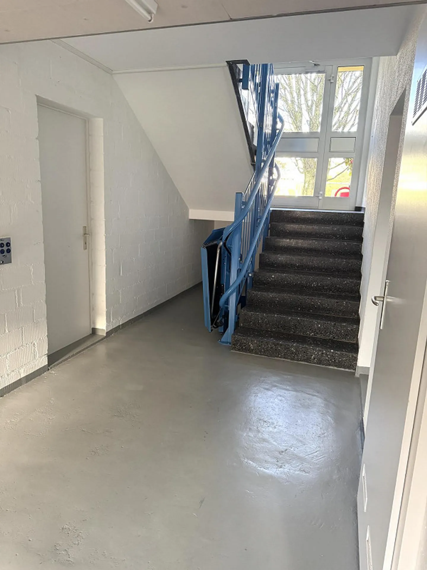 Appartement moderne rénové de 4,5 pièces dans le meilleur emplacement avec vue - Photo 7 sur 9