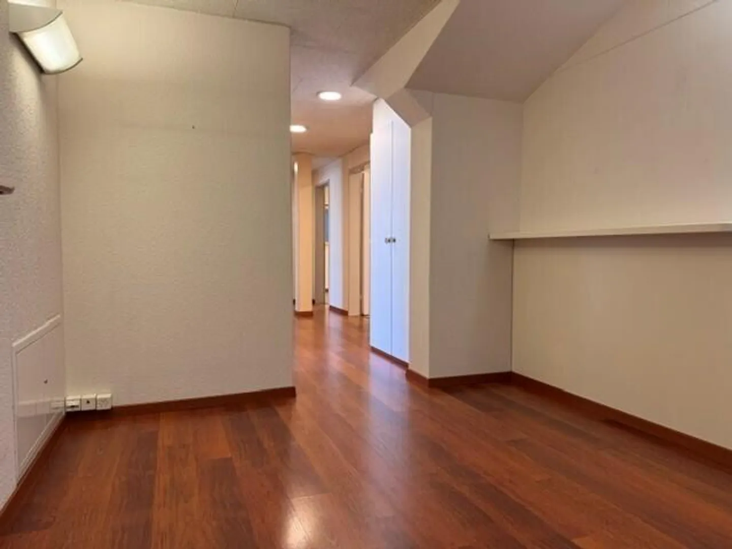 Espaces de bureau/pratique/services à louer à Altdorf - Photo 1 sur 12