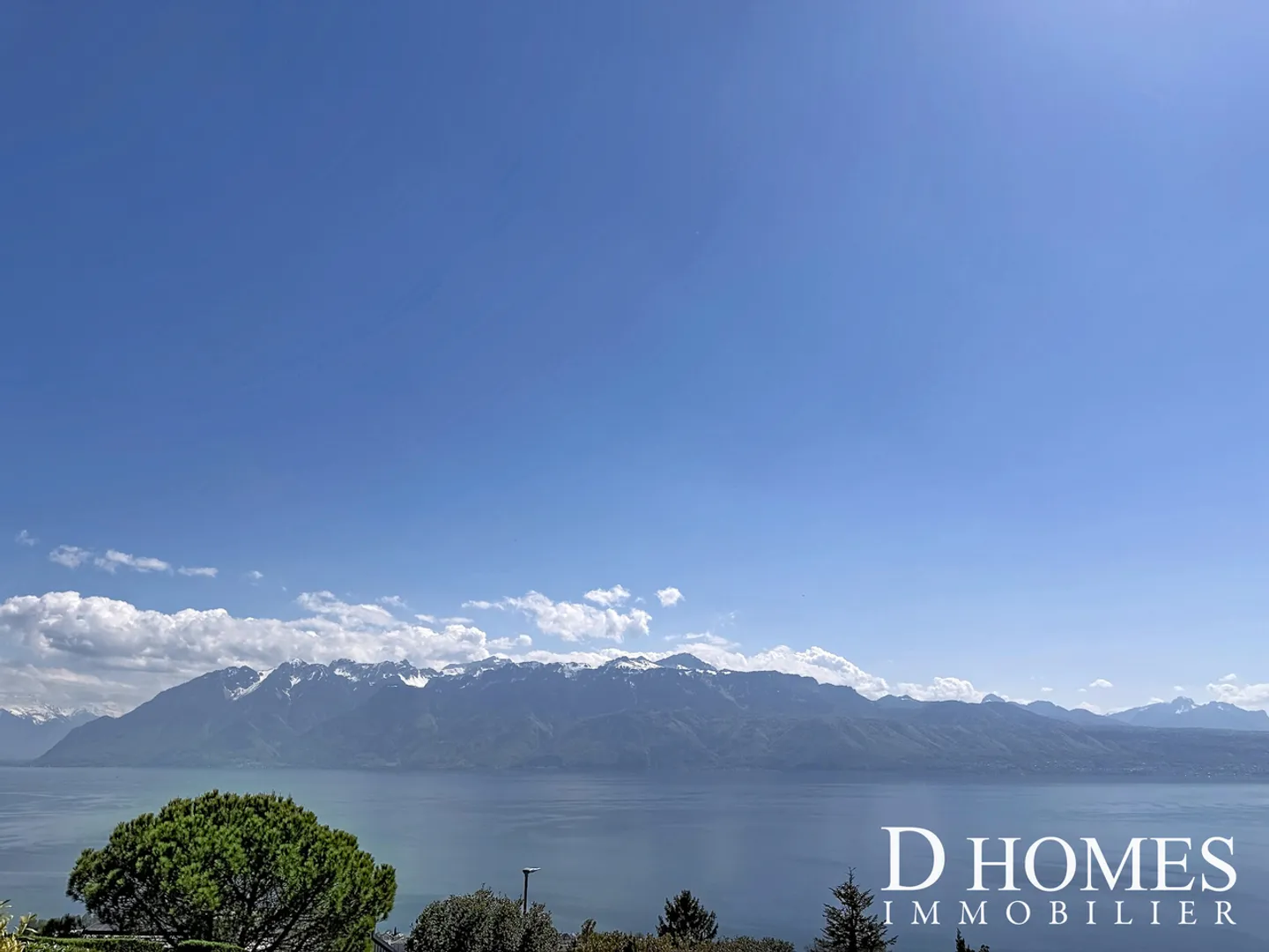 EINZIGARTIG I Außergewöhnliche Villa mit atemberaubendem Blick auf den See - Foto 1 von 2