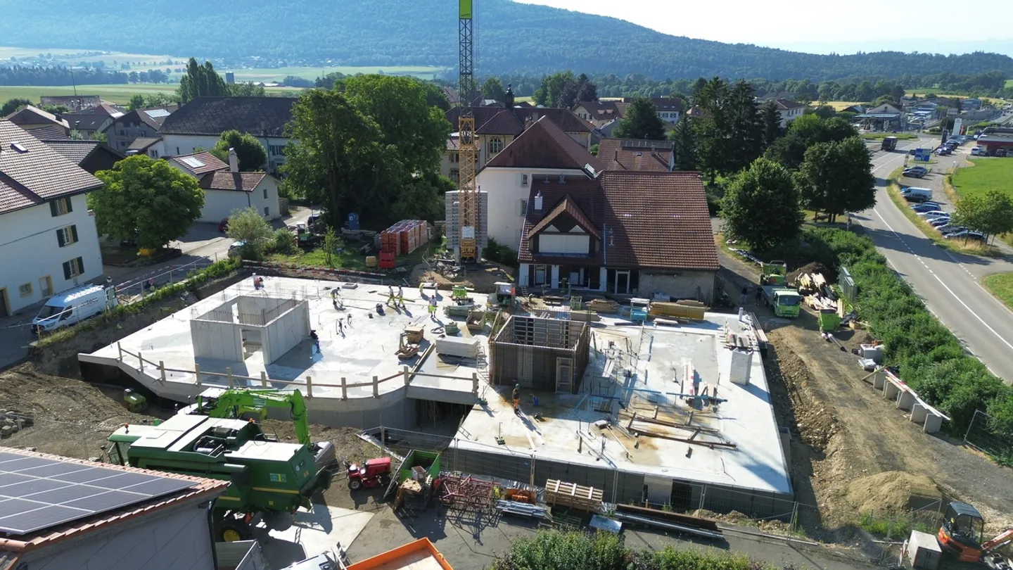 Unique appartement 2,5 pièces au 1er étage dans un cadre paisible - Photo 2 sur 6