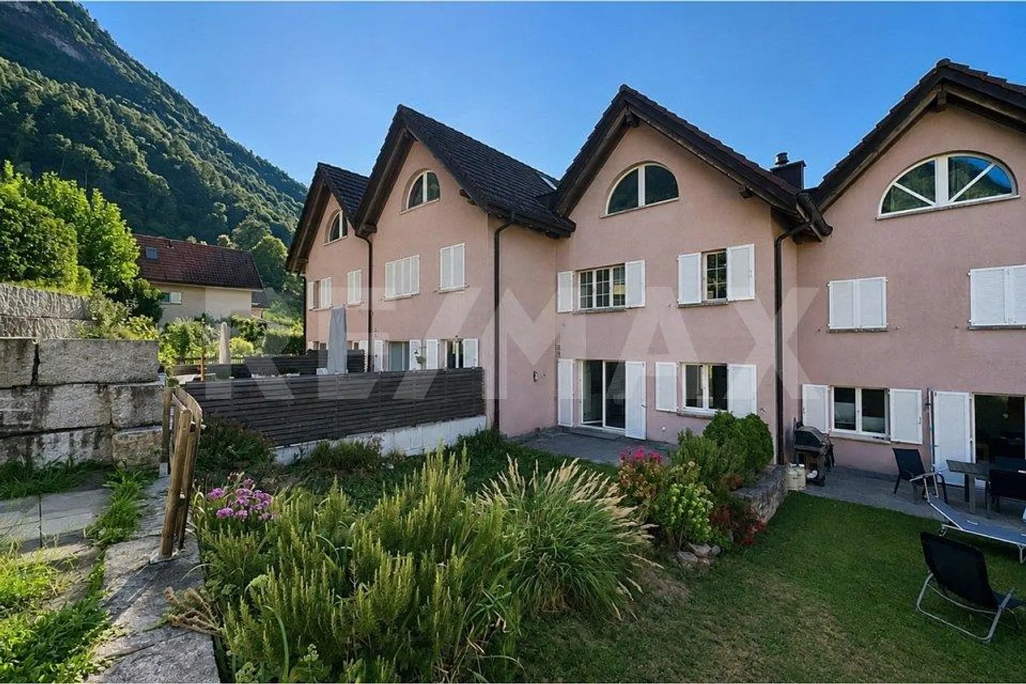 Spacious terraced house in an attractive location - Photo 4 of 13