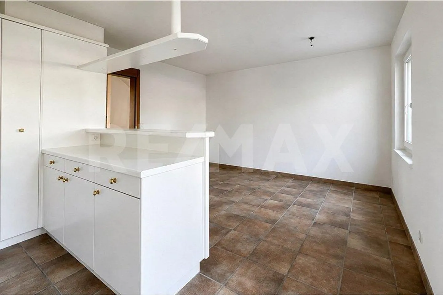 Spacious terraced house in an attractive location - Photo 9 of 13