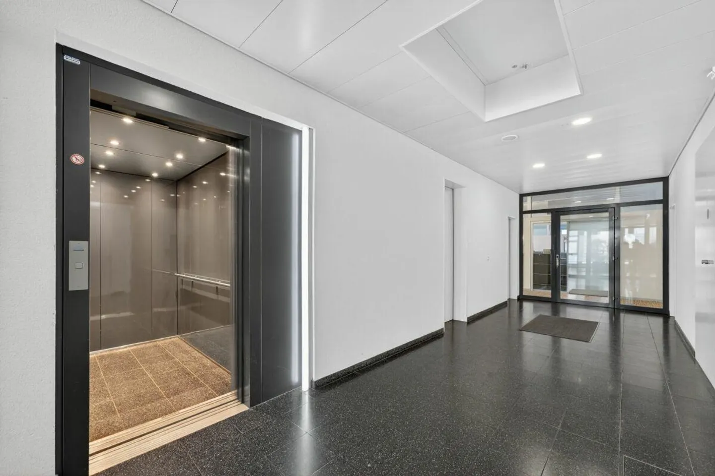 150m2 Office Space in the City of Zug - Photo 3 of 5