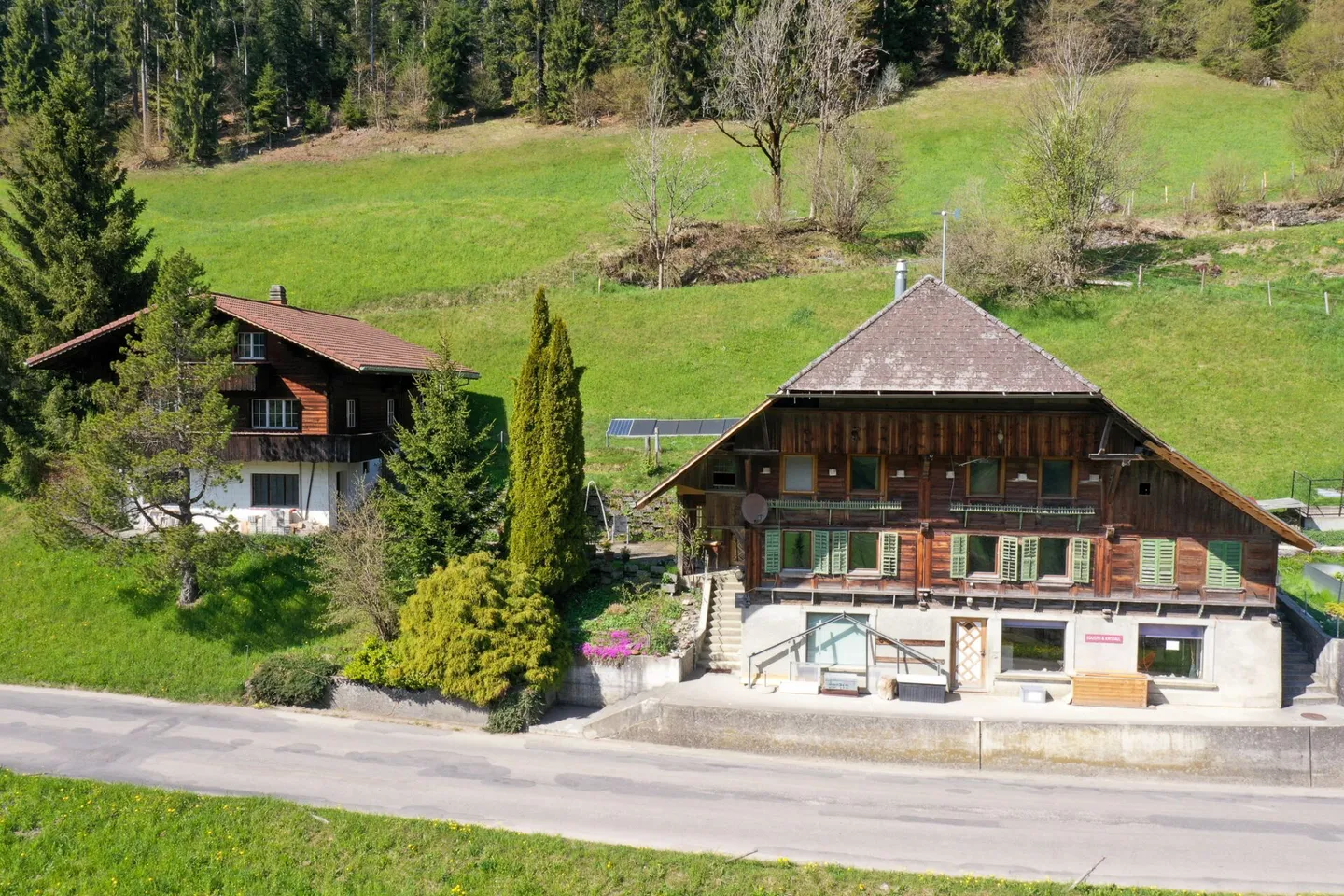 Deux maisons résidentielles incluant un atelier et un magasin - Photo 2 sur 34