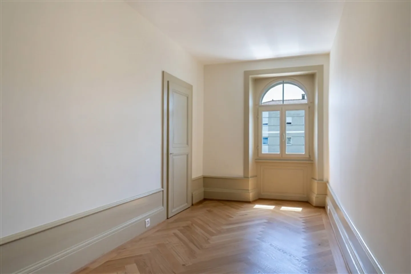 Penthouse - Spacious 3.5 Rooms 99 m2 + Attic in a Renovated Old Building - Photo 2 of 13