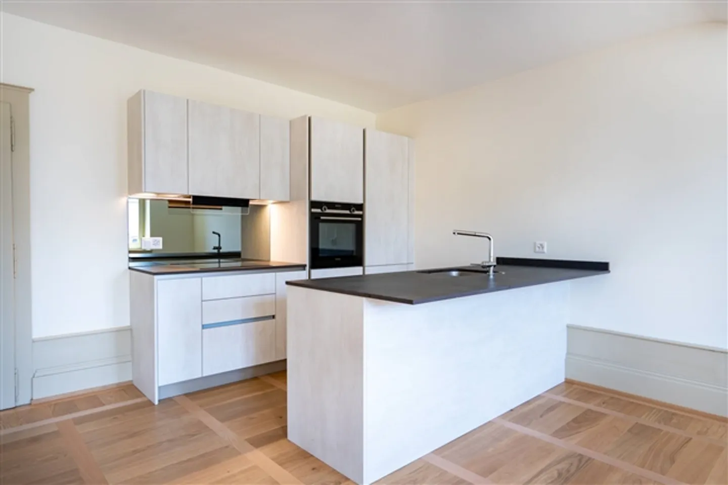 Penthouse - Spacious 3.5 Rooms 99 m2 + Attic in a Renovated Old Building - Photo 6 of 13