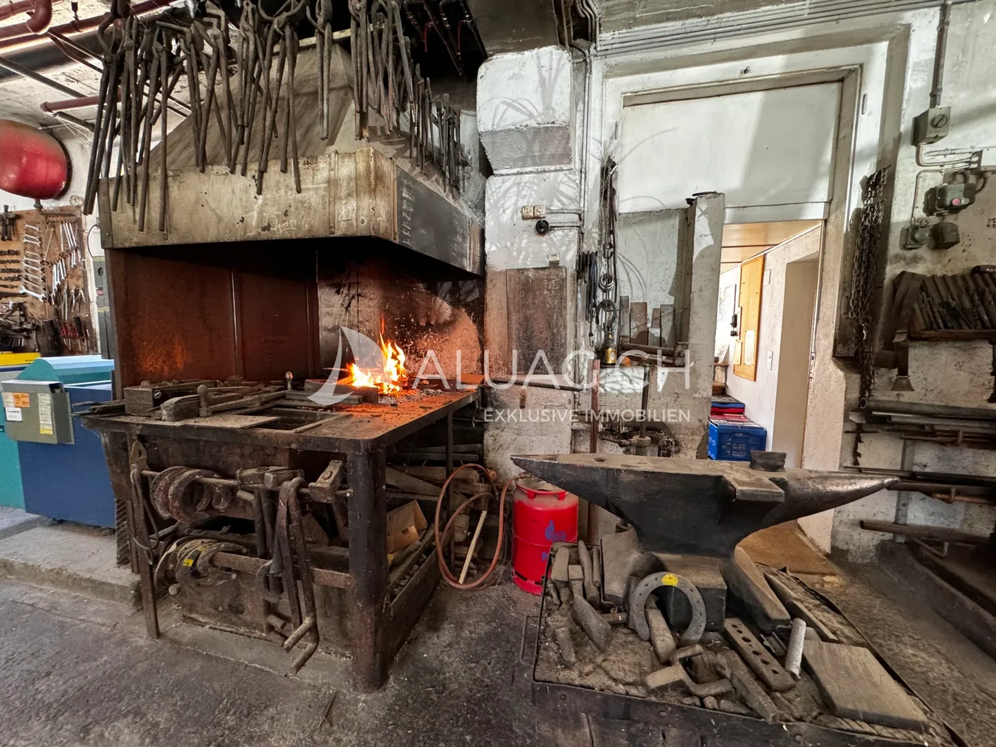 Workshop with Apartment in Prime Location - Photo 6 of 15