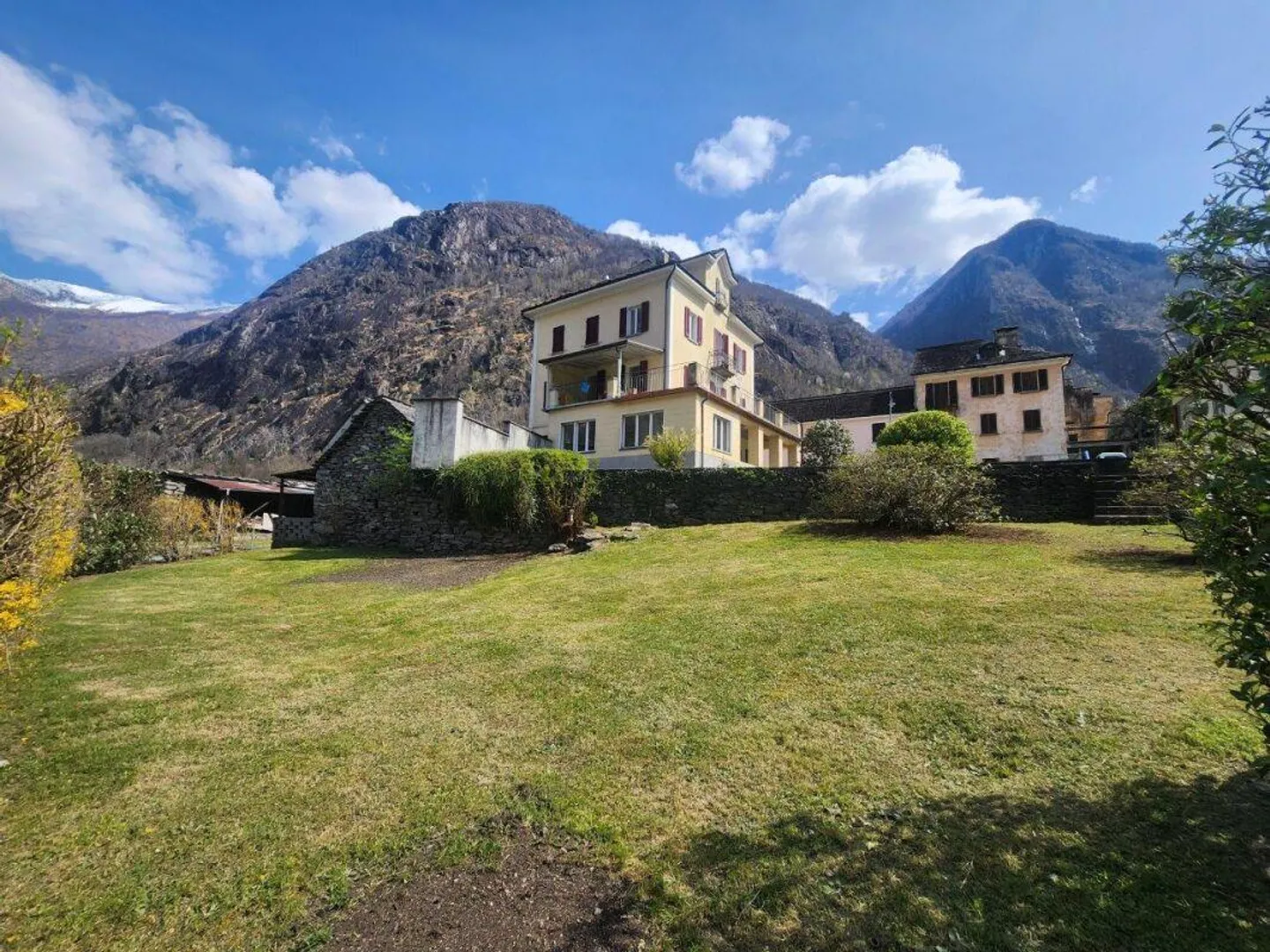 Historisches Mehrfamilienhaus mit Rustico im Herzen von Avegno - Foto 1 von 12