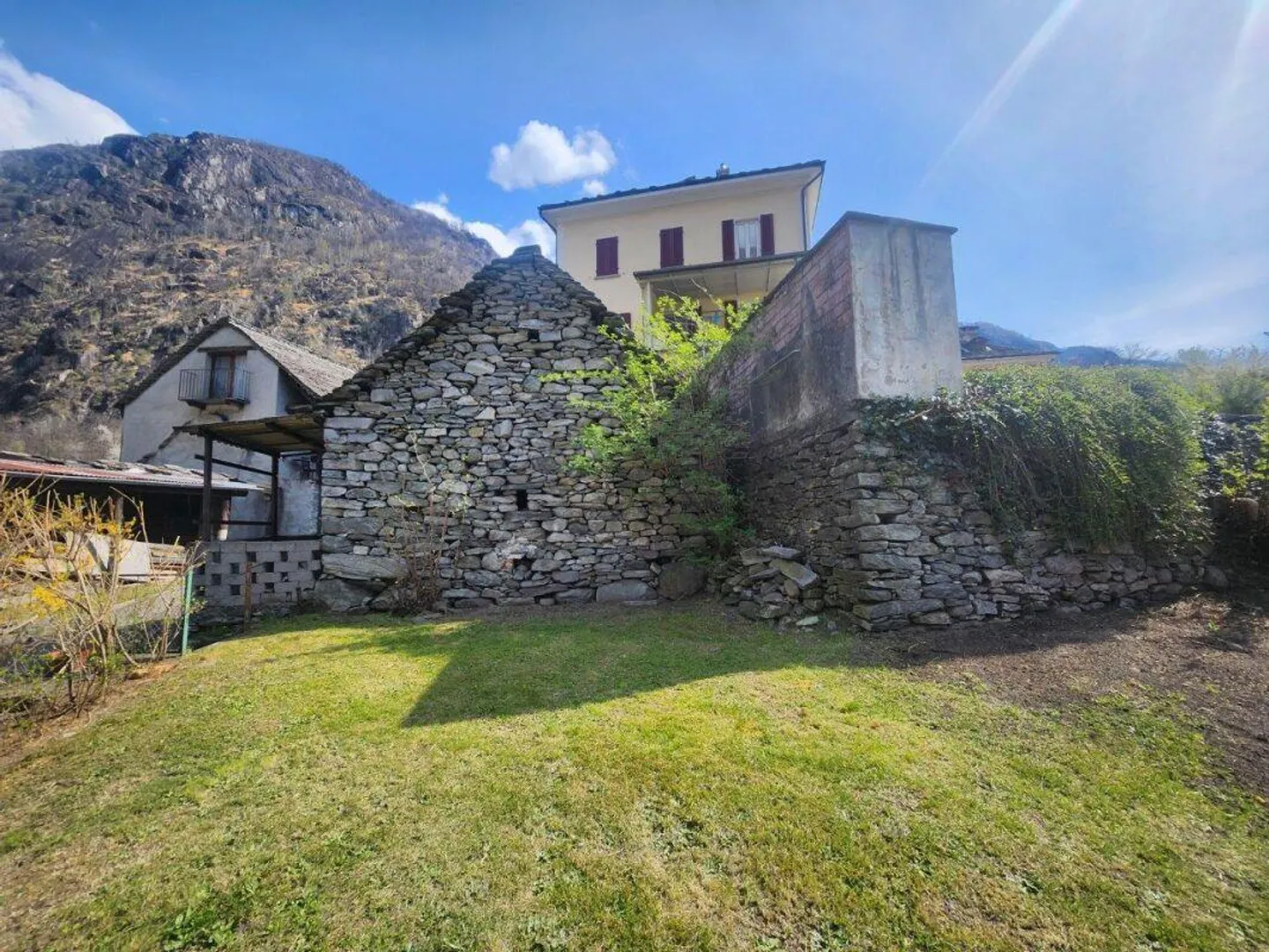 Historisches Mehrfamilienhaus mit Rustico im Herzen von Avegno - Foto 2 von 12
