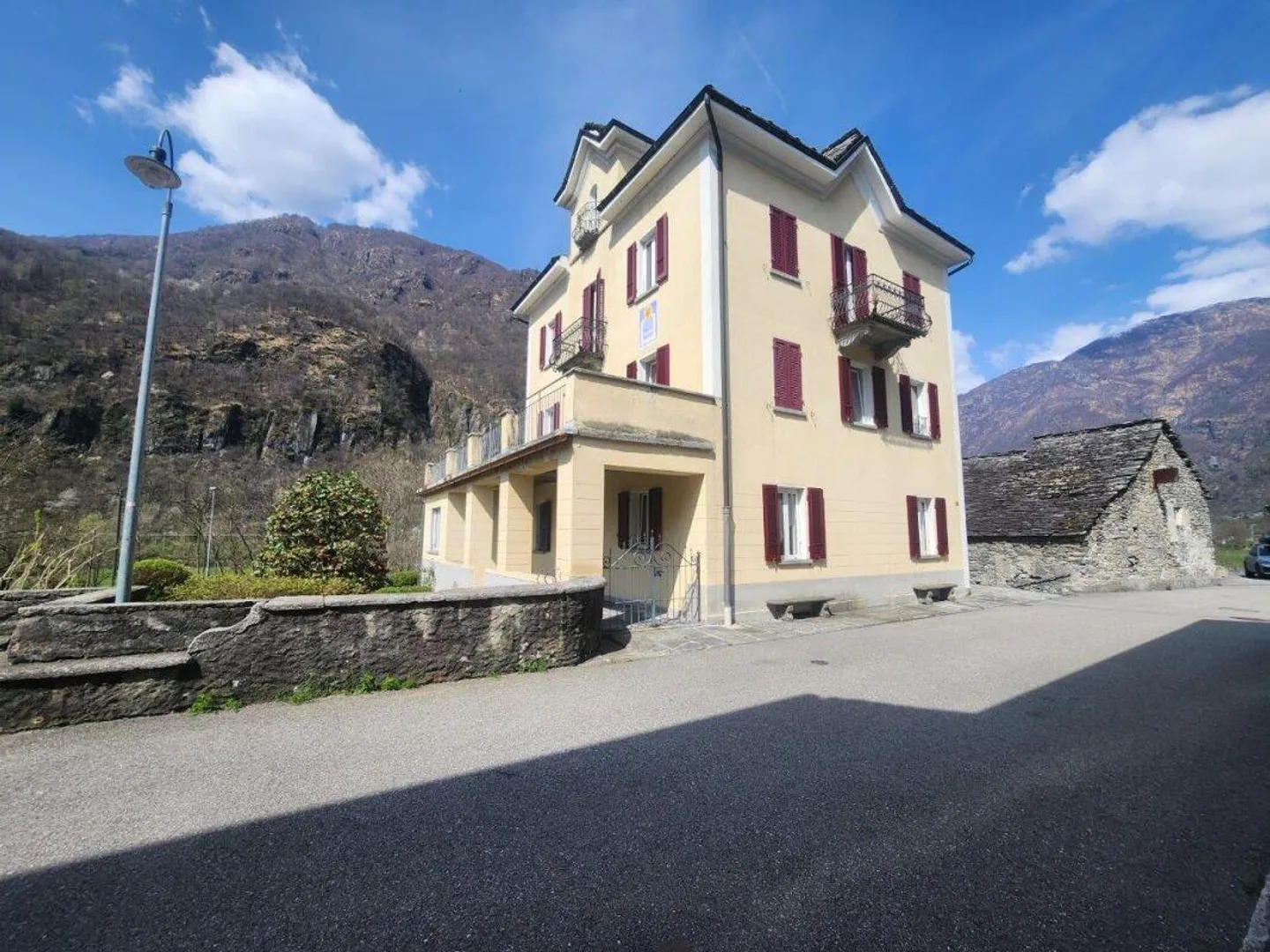 Historisches Mehrfamilienhaus mit Rustico im Herzen von Avegno - Foto 3 von 12